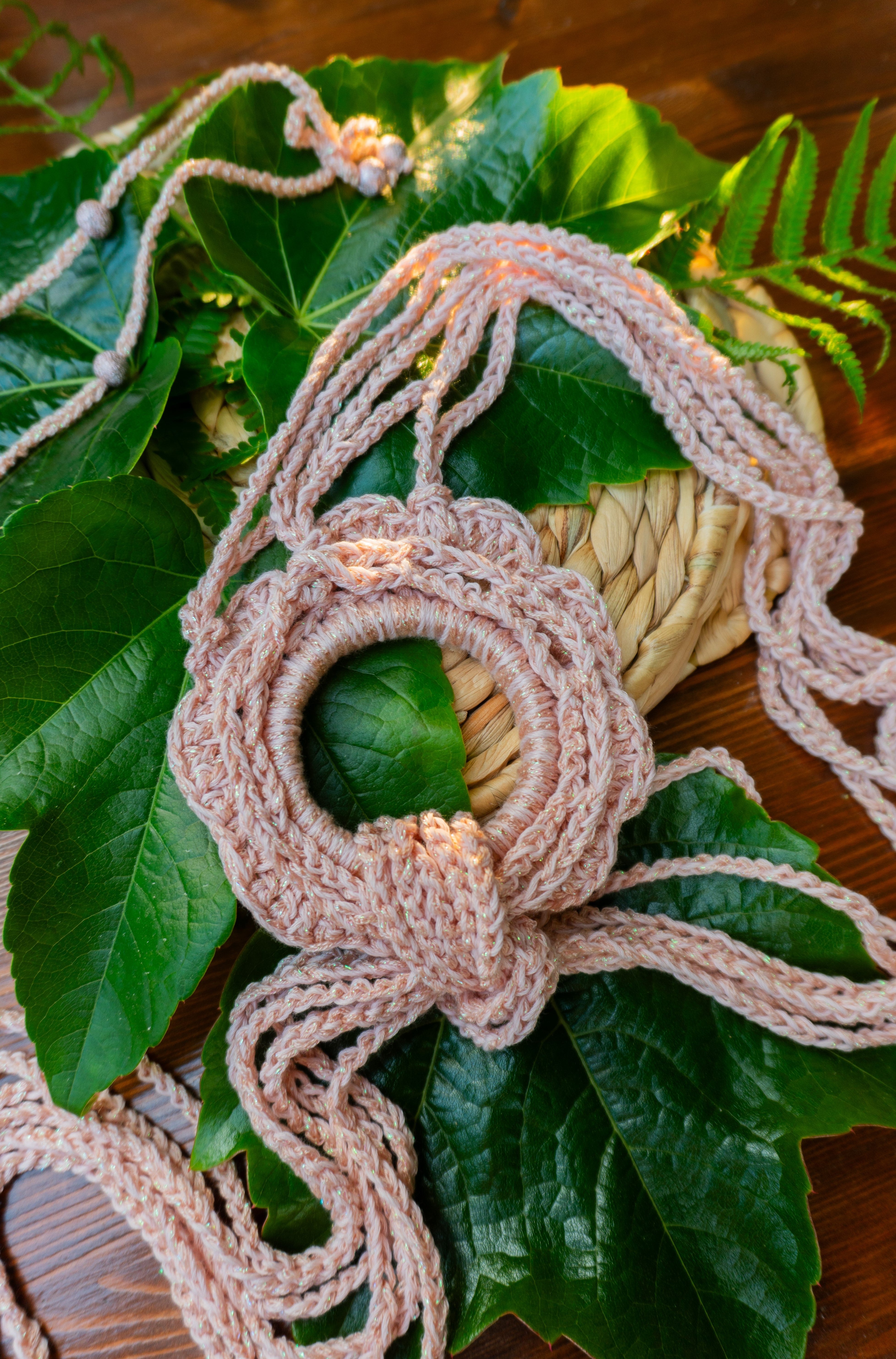 haekelkette in apricot metallic mit blumenanhänger sommerschmuck schmuck halskette kette guertel