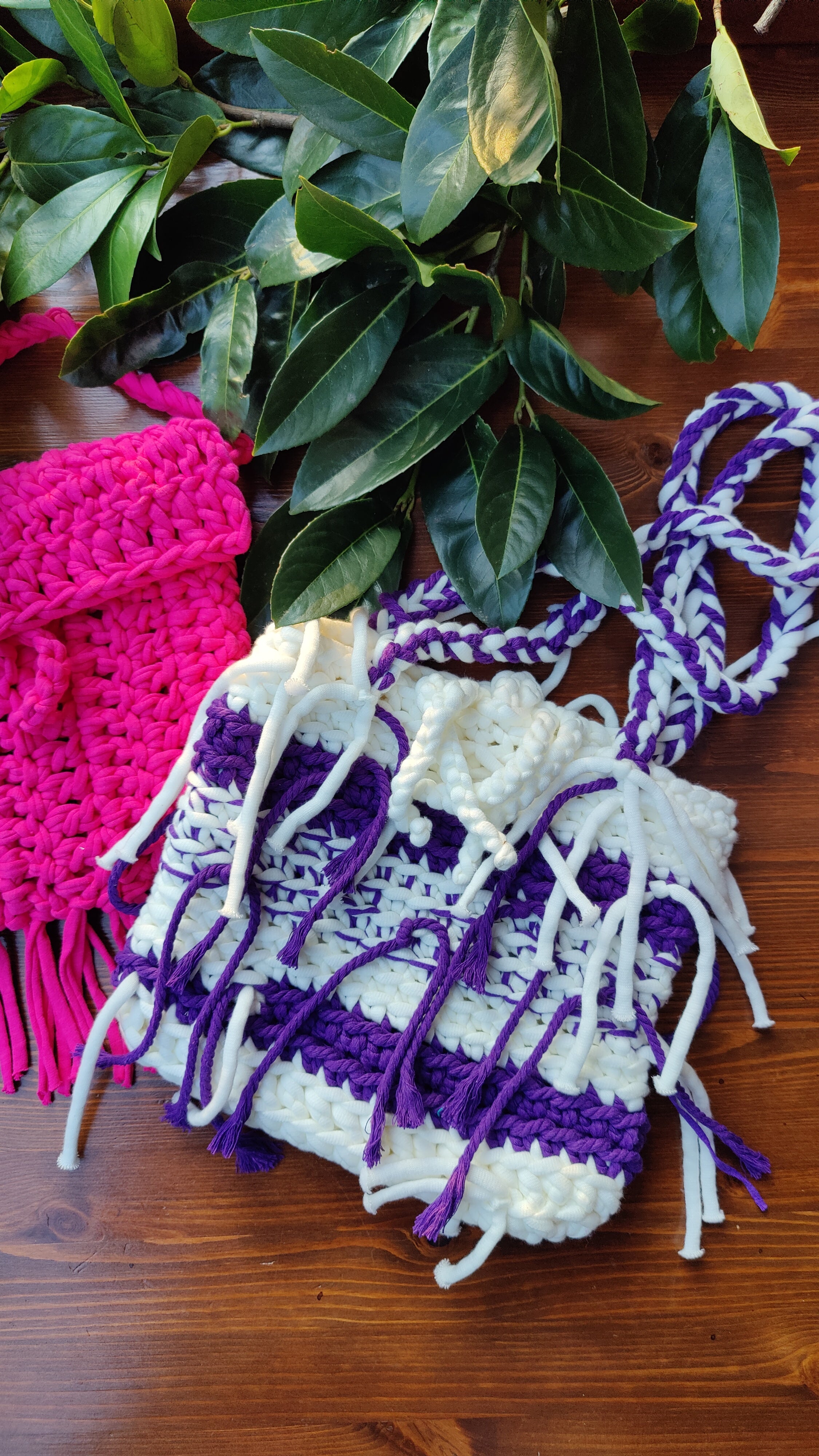 Unikat Damen Häkeltasche - Handtasche handgefertigt im Boho Hippie Ibiza -Stil mit Fransen Stil und Bänder als Verschluss im lila weiß Farben Mix. Die perfekte Tasche für Festivals und als Accessoire zu deiner Sommermode.