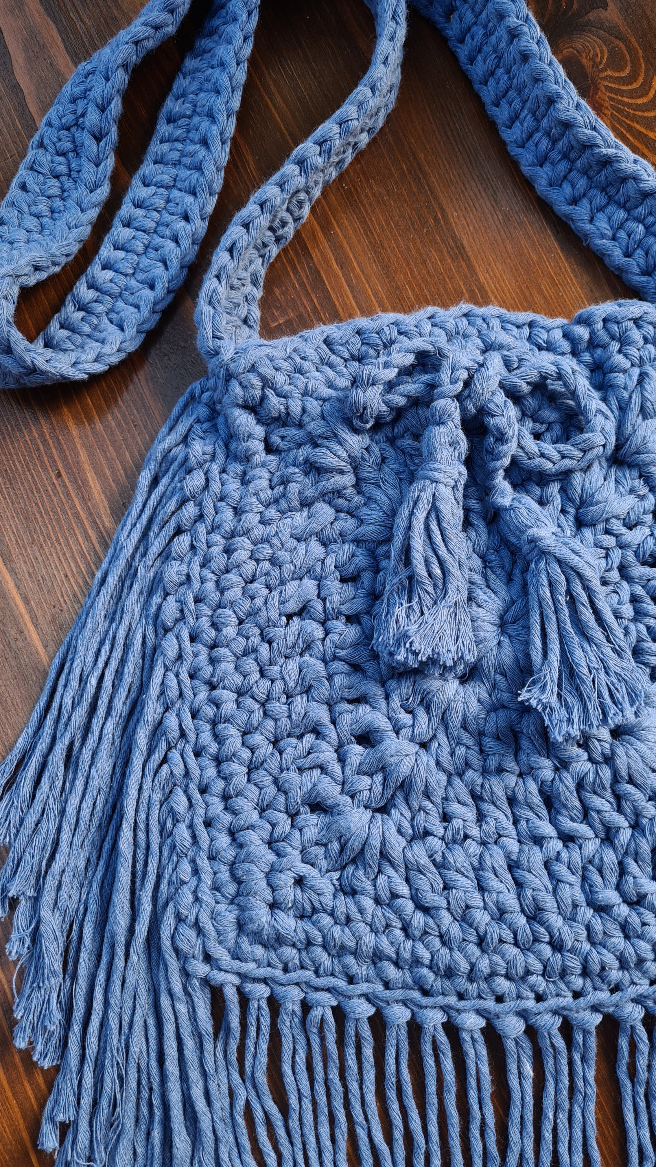 Unikat Damen Häkeltasche - Handtasche handgefertigt im Boho Hippie Ibiza -Stil mit Fransen Bänder und Kordel Zug als Verschluss in Jeans Blau. Die perfekte Tasche für Festivals und als Accessoire zu deiner Sommermode.