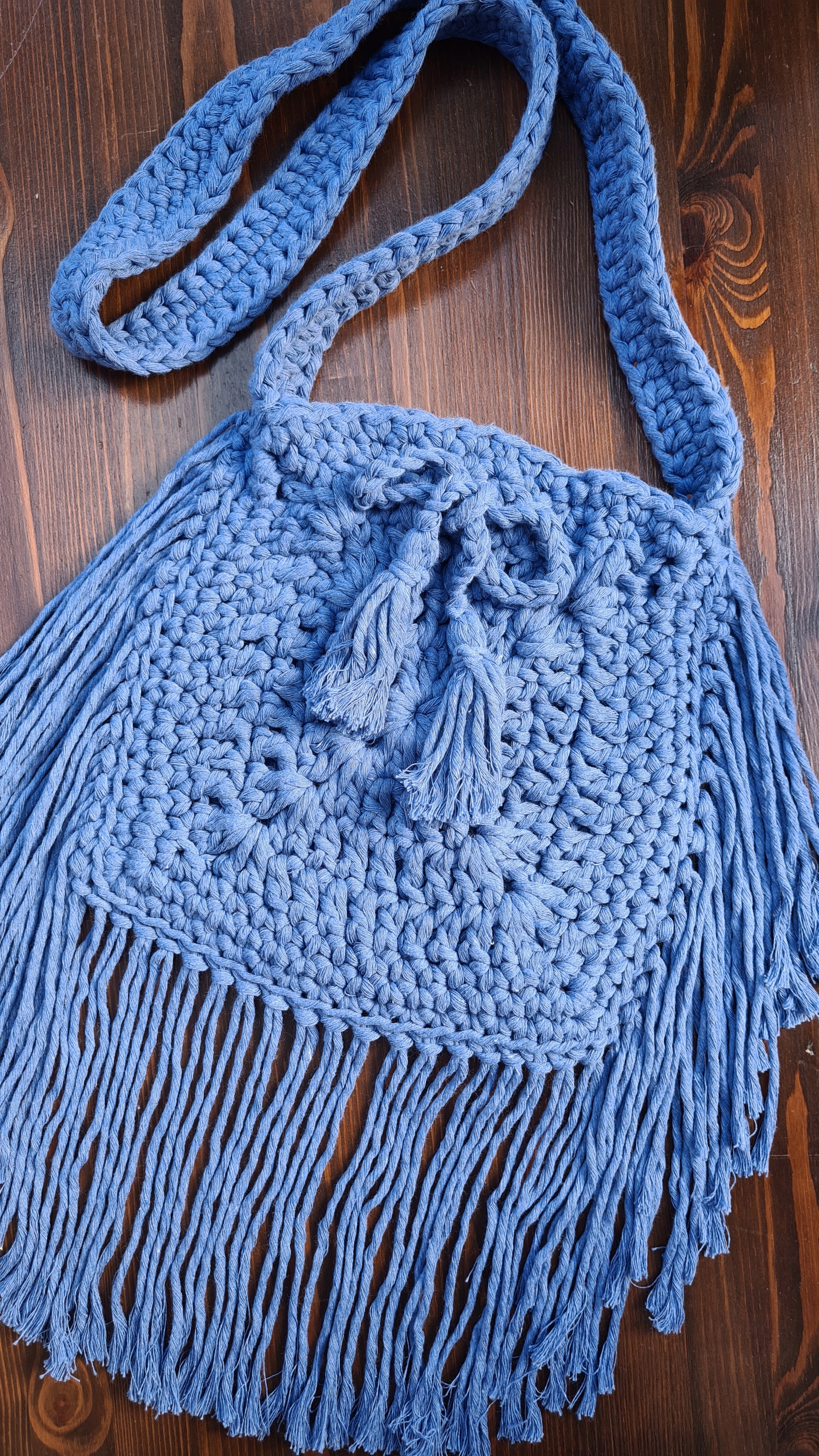 Unikat Damen Häkeltasche - Handtasche handgefertigt im Boho Hippie Ibiza -Stil mit Fransen Bänder und Kordel Zug als Verschluss in Jeans Blau. Die perfekte Tasche für Festivals und als Accessoire zu deiner Sommermode.