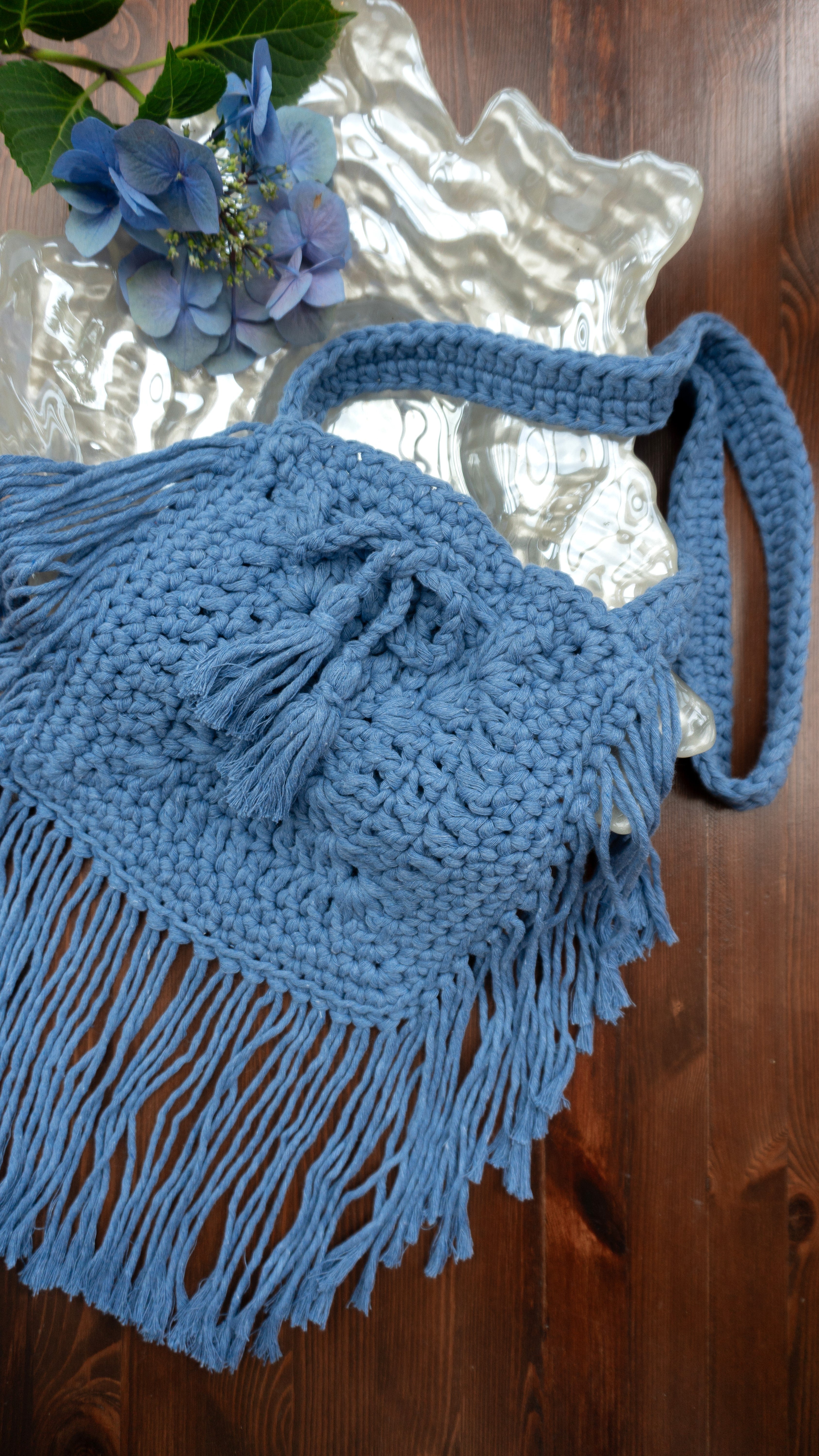 Unikat Damen Häkeltasche - Handtasche handgefertigt im Boho Hippie Ibiza -Stil mit Fransen Bänder und Kordel Zug als Verschluss in Jeans Blau. Die perfekte Tasche für Festivals und als Accessoire zu deiner Sommermode.