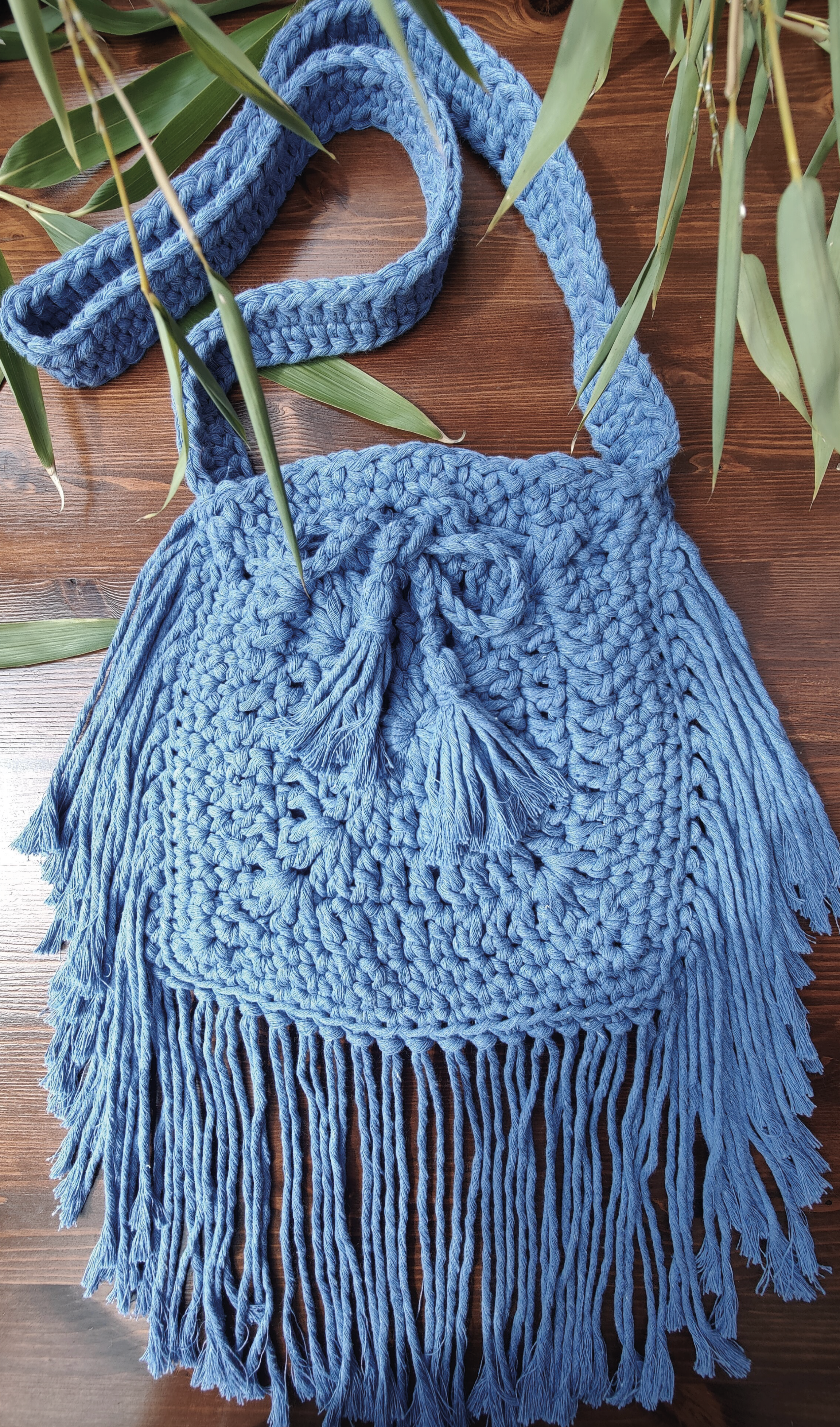 Unikat Damen Häkeltasche - Handtasche handgefertigt im Boho Hippie Ibiza -Stil mit Fransen Bänder und Kordel Zug als Verschluss in Jeans Blau. Die perfekte Tasche für Festivals und als Accessoire zu deiner Sommermode.