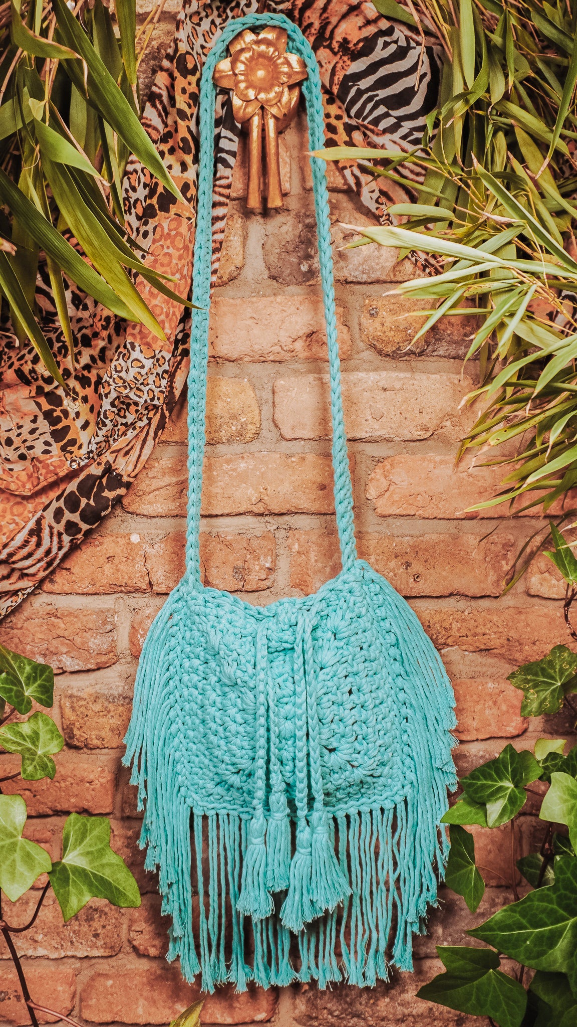 Unikat Damen Häkeltasche - Handtasche handgefertigt im Boho Hippie Ibiza -Stil mit Fransen im kräftigen mint grün. Die perfekte Tasche für Festivals und als Accessoire zu deiner Sommermode.