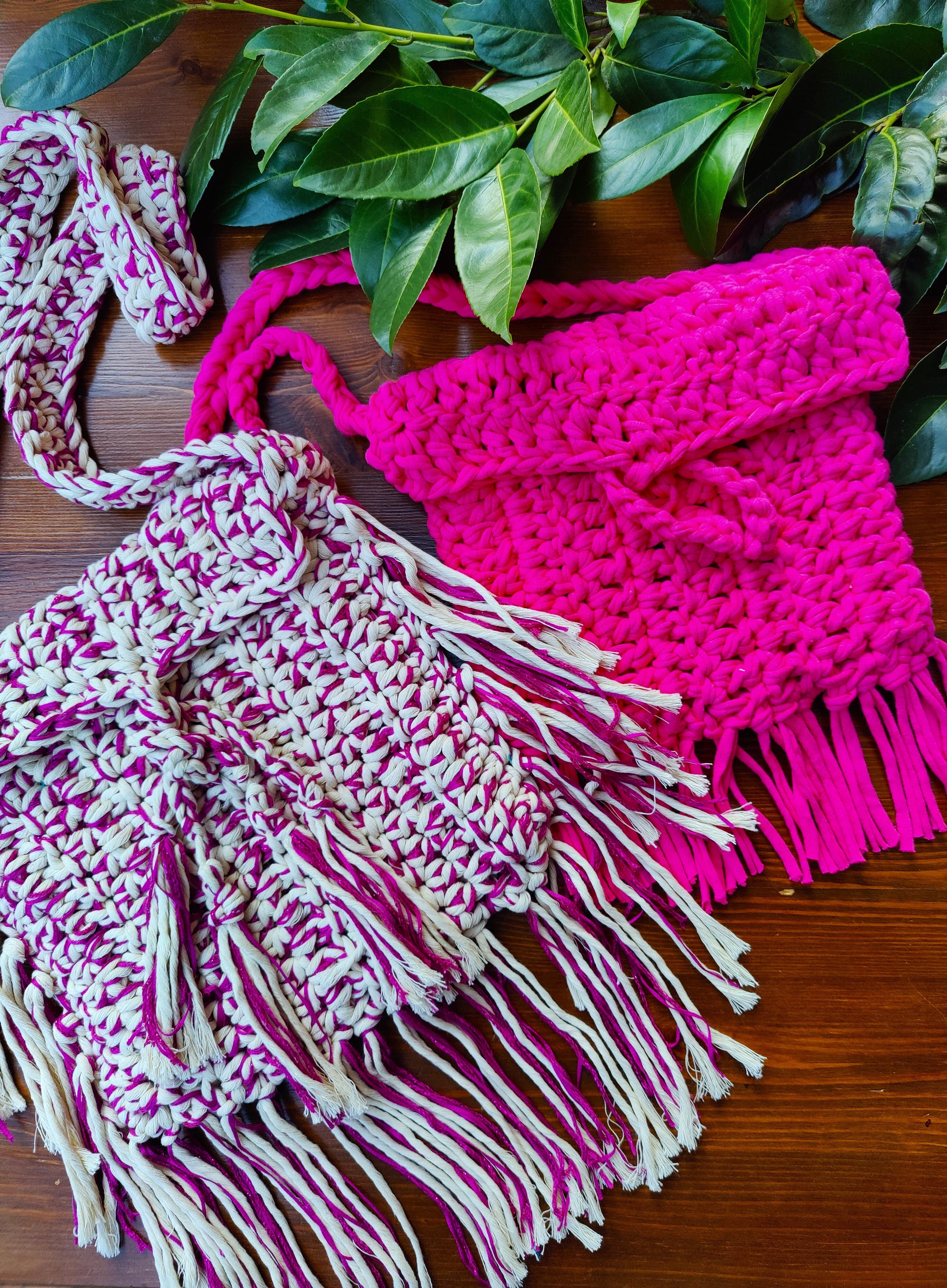 HÄKELTASCHE MAGENTA-BEIGE FRANSEN