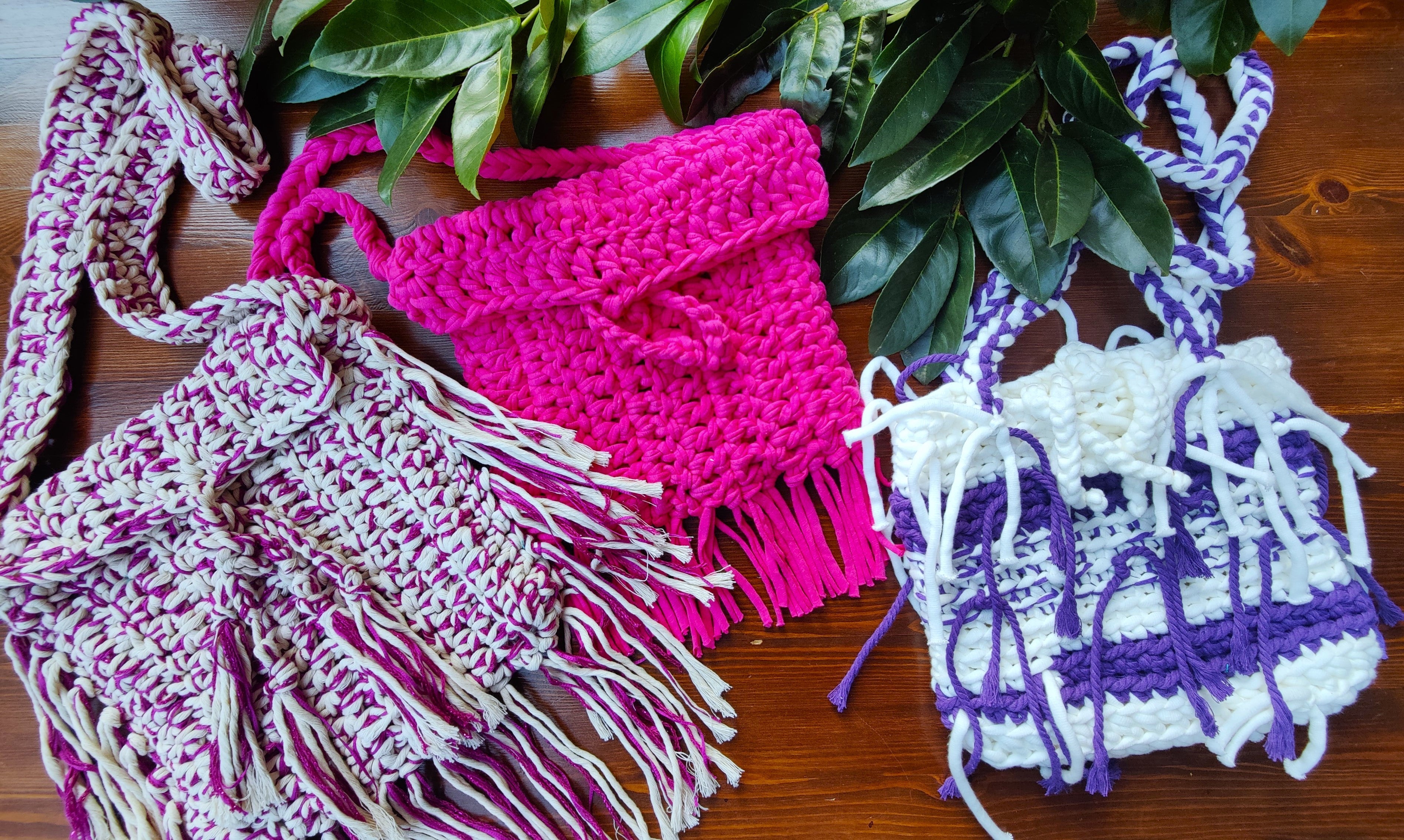 HÄKELTASCHE MAGENTA-BEIGE FRANSEN