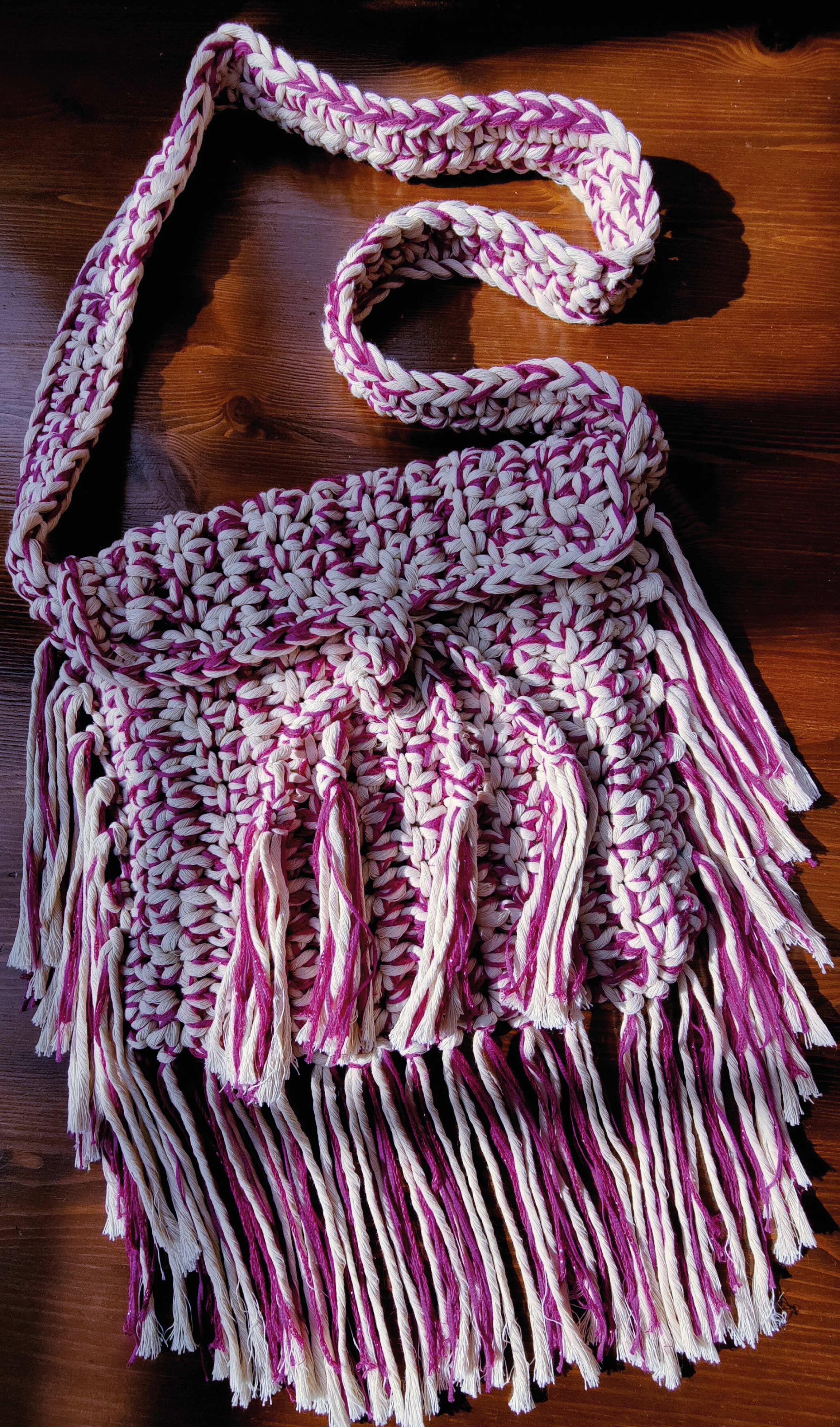 Unikat Damen Häkeltasche - Handtasche handgefertigt im Boho Hippie Ibiza -Stil mit Fransen und Taschenklappe sowie Bänder als Verschluss im Magenta pink beige Farben Mix. Die perfekte Tasche für Festivals und als Accessoire zu deiner Sommermode.