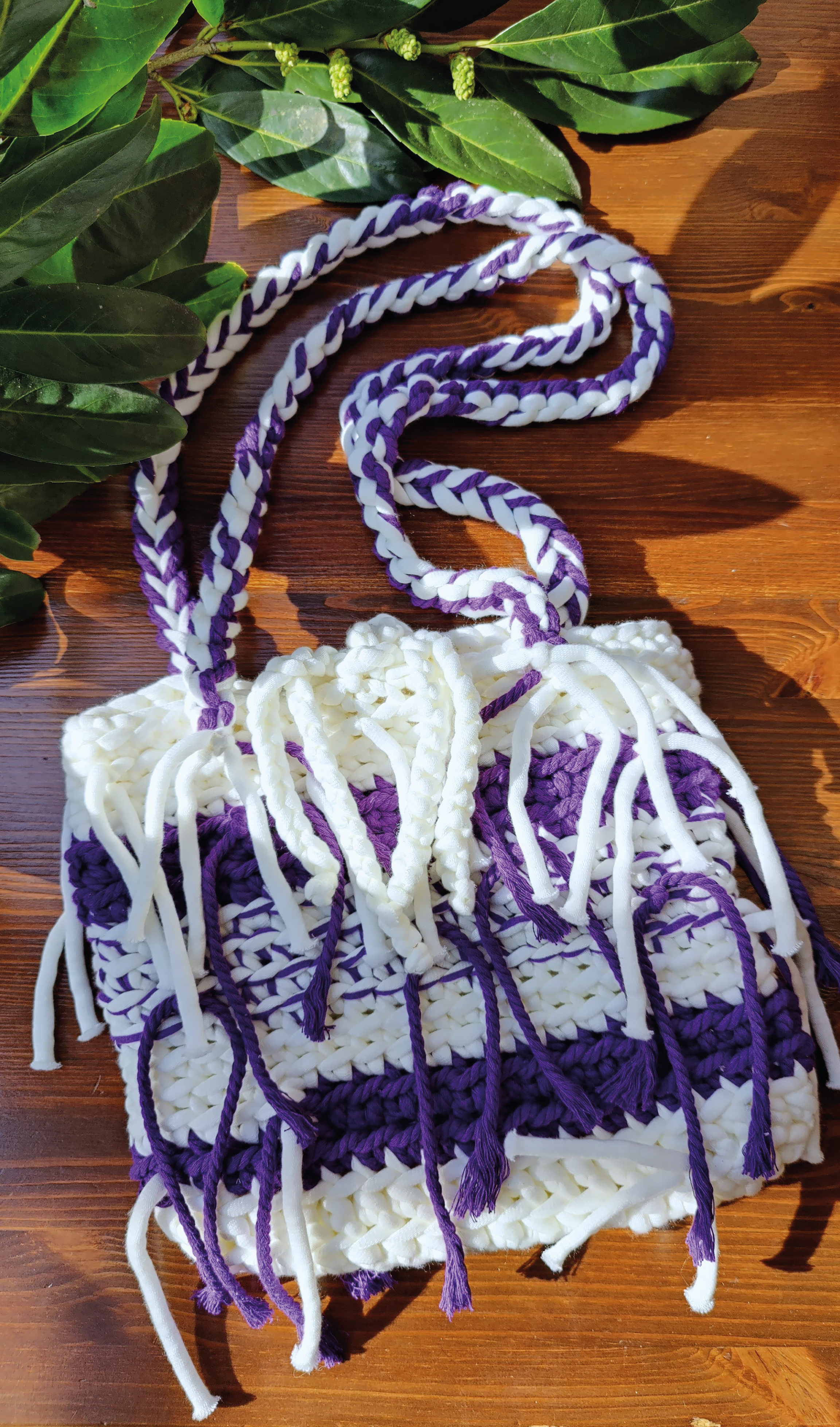 Unikat Damen Häkeltasche - Handtasche handgefertigt im Boho Hippie Ibiza -Stil mit Fransen Stil und Bänder als Verschluss im lila weiß Farben Mix. Die perfekte Tasche für Festivals und als Accessoire zu deiner Sommermode.