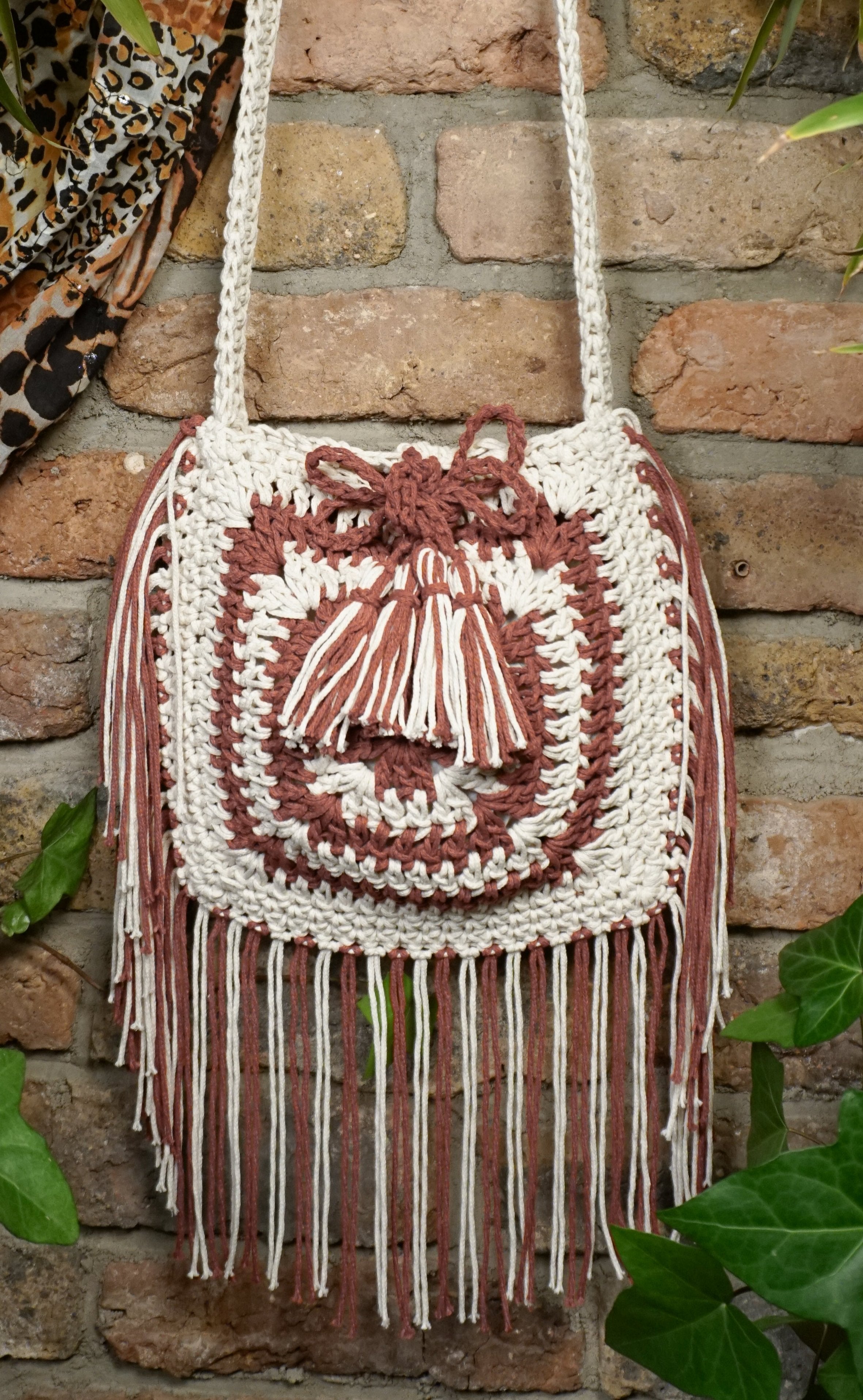 Unikat Damen Häkeltasche - Handtasche handgefertigt im Boho Hippie Ibiza -Stil mit Fransen im schicken Braun Beige Naturton Mix. Die perfekte Fransentasche für Festivals und als Accessoire zu deiner Sommermode.