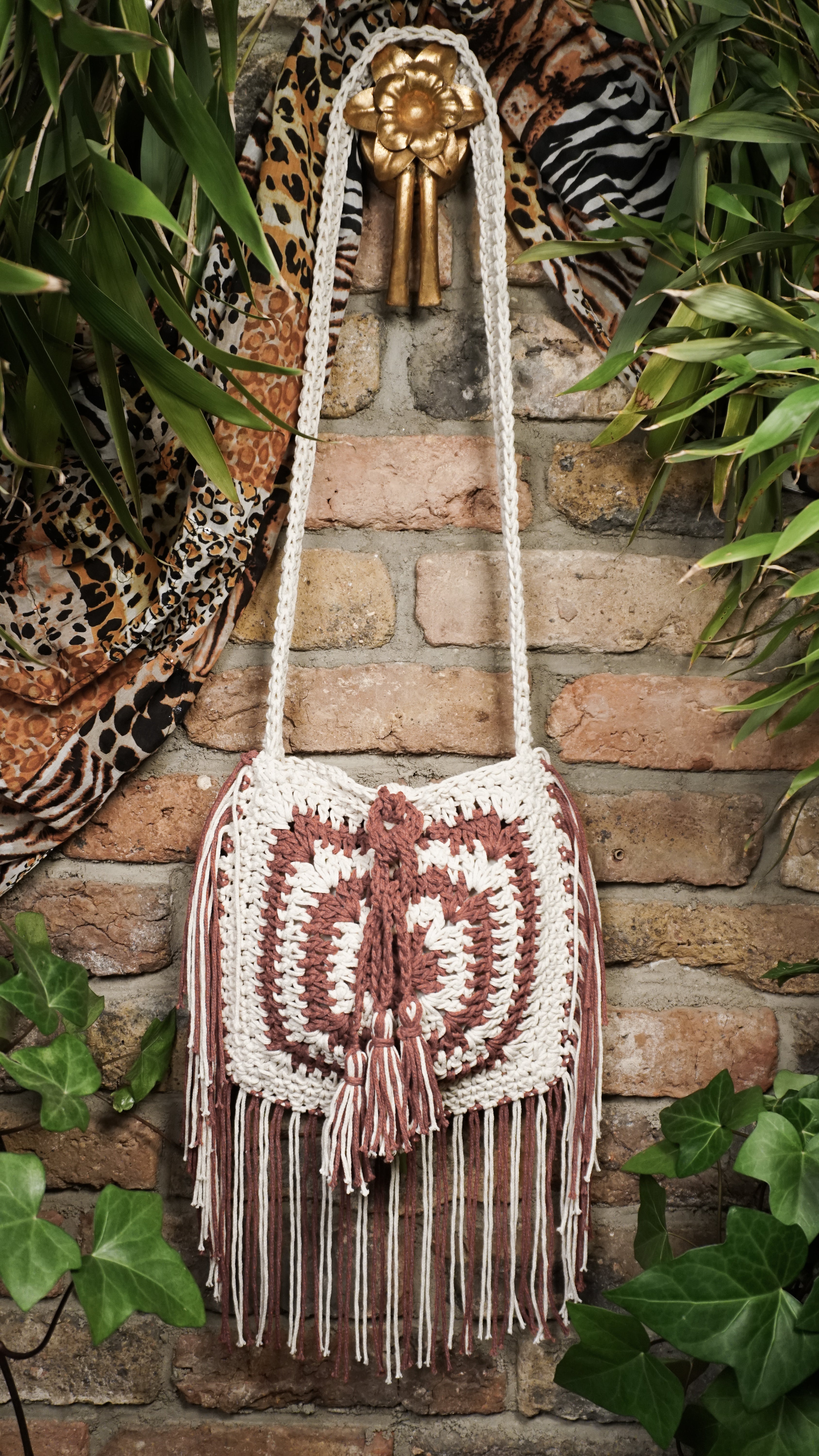 Unikat Damen Häkeltasche - Handtasche handgefertigt im Boho Hippie Ibiza -Stil mit Fransen im schicken Braun Beige Naturton Mix. Die perfekte Fransentasche für Festivals und als Accessoire zu deiner Sommermode.