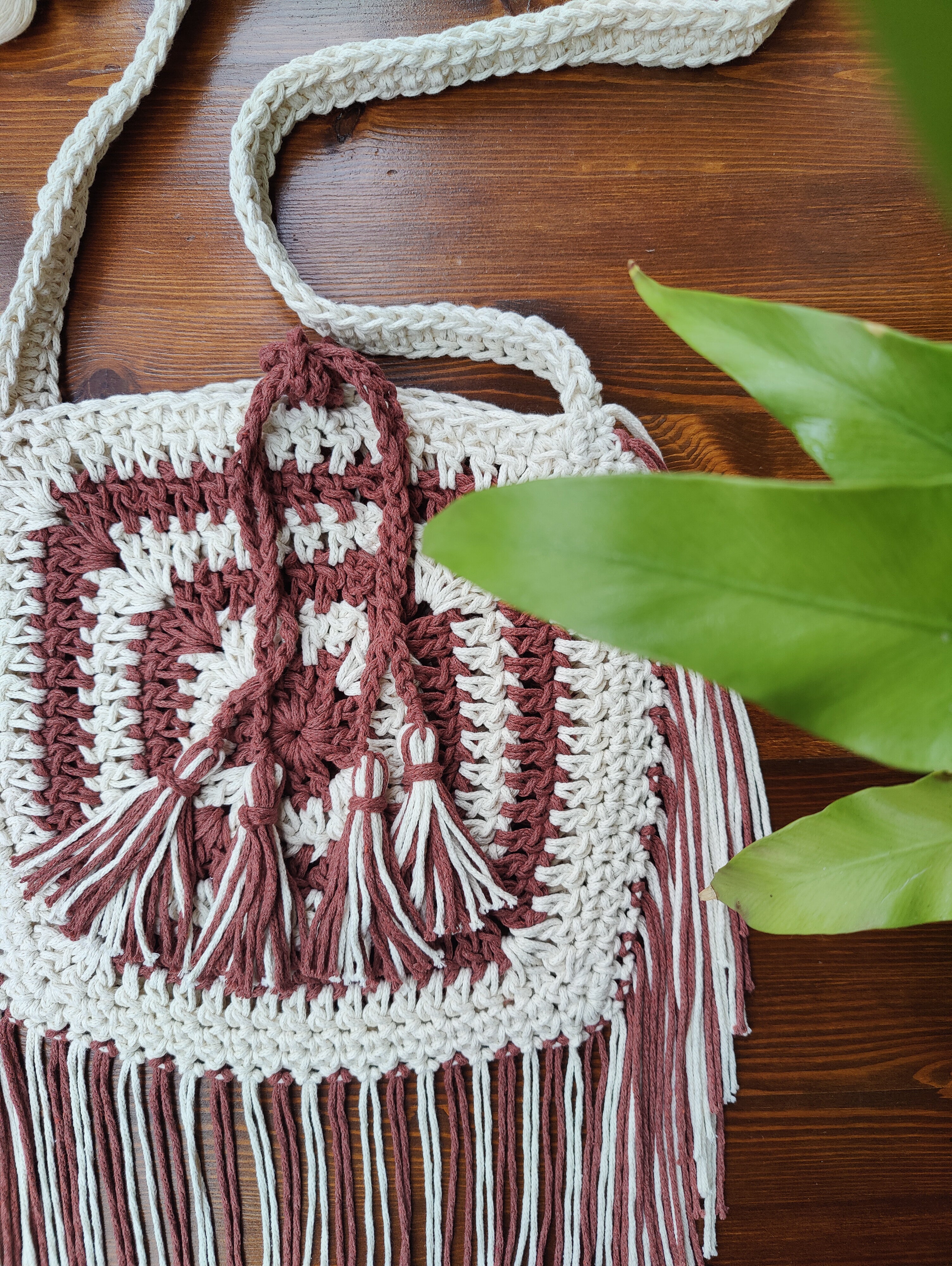 Unikat Damen Häkeltasche - Handtasche handgefertigt im Boho Hippie Ibiza -Stil mit Fransen im schicken Braun Beige Naturton Mix. Die perfekte Fransentasche für Festivals und als Accessoire zu deiner Sommermode.