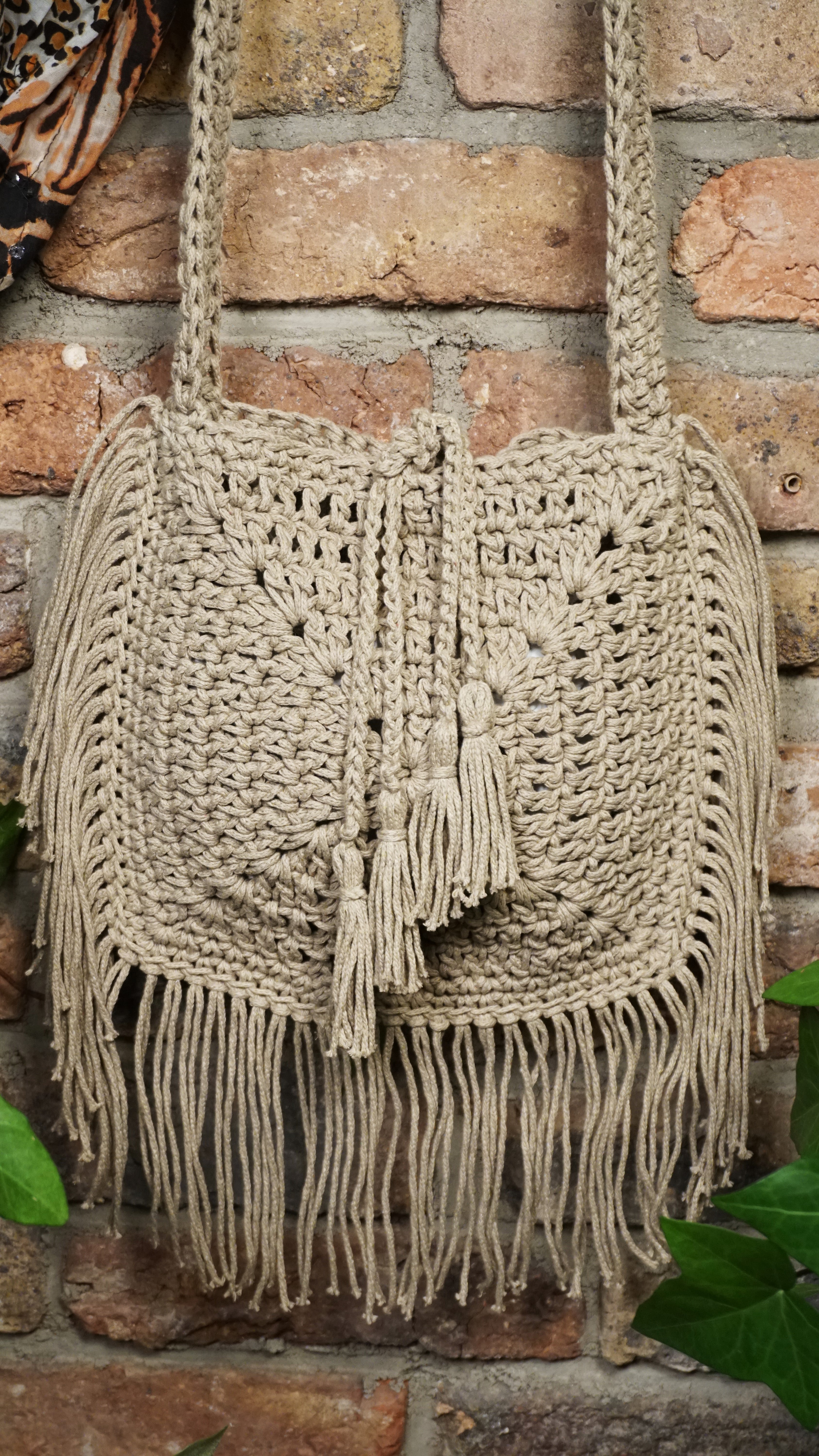 Unikat Damen Häkeltasche - Handtasche handgefertigt im Boho Hippie Ibiza -Stil mit Fransen Bänder als Verschluss in Hell Khaki. Die perfekte Tasche für Festivals und als Accessoire zu deiner Sommermode.