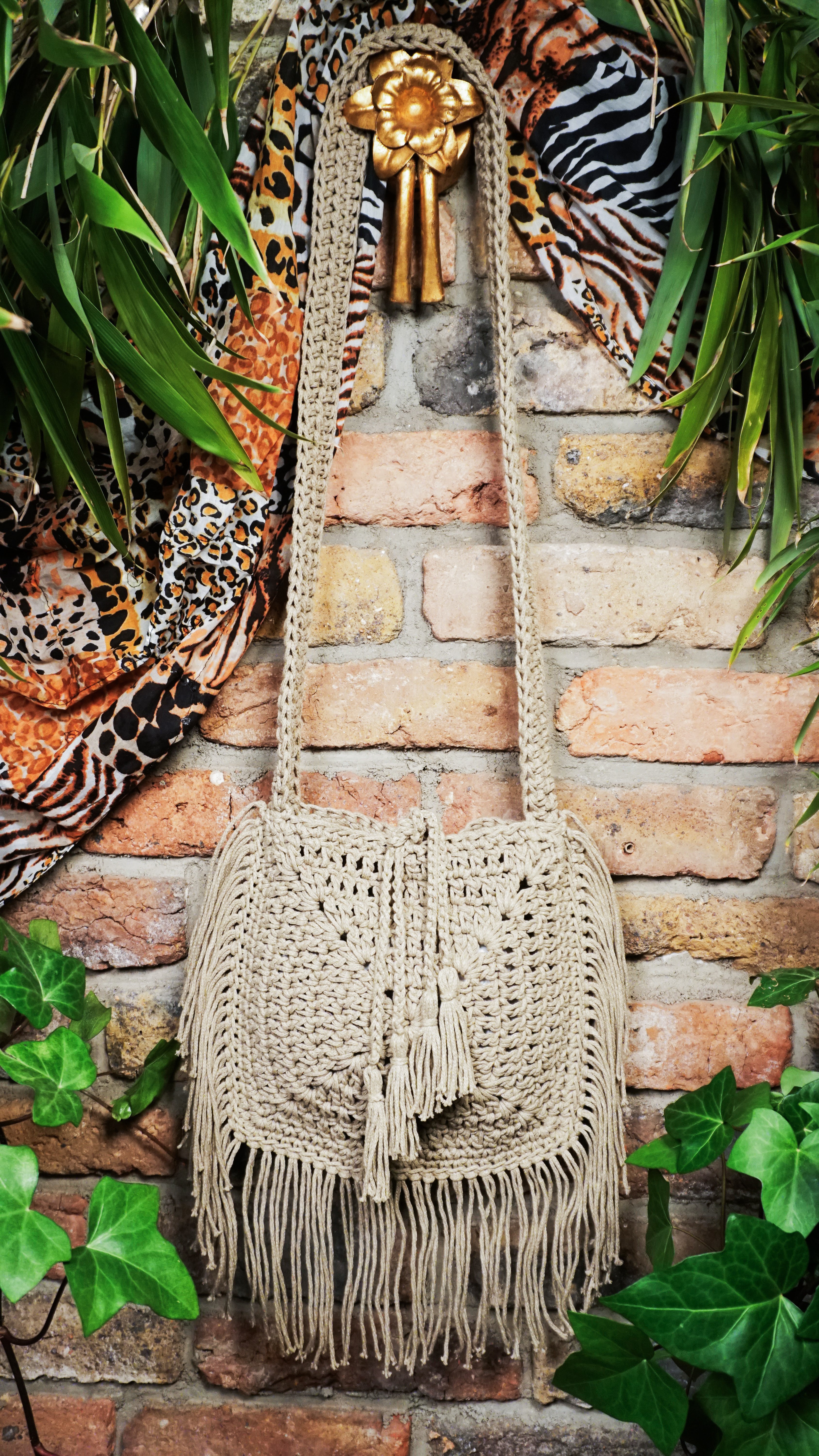 Unikat Damen Häkeltasche - Handtasche handgefertigt im Boho Hippie Ibiza -Stil mit Fransen Bänder als Verschluss in Hell Khaki. Die perfekte Tasche für Festivals und als Accessoire zu deiner Sommermode.