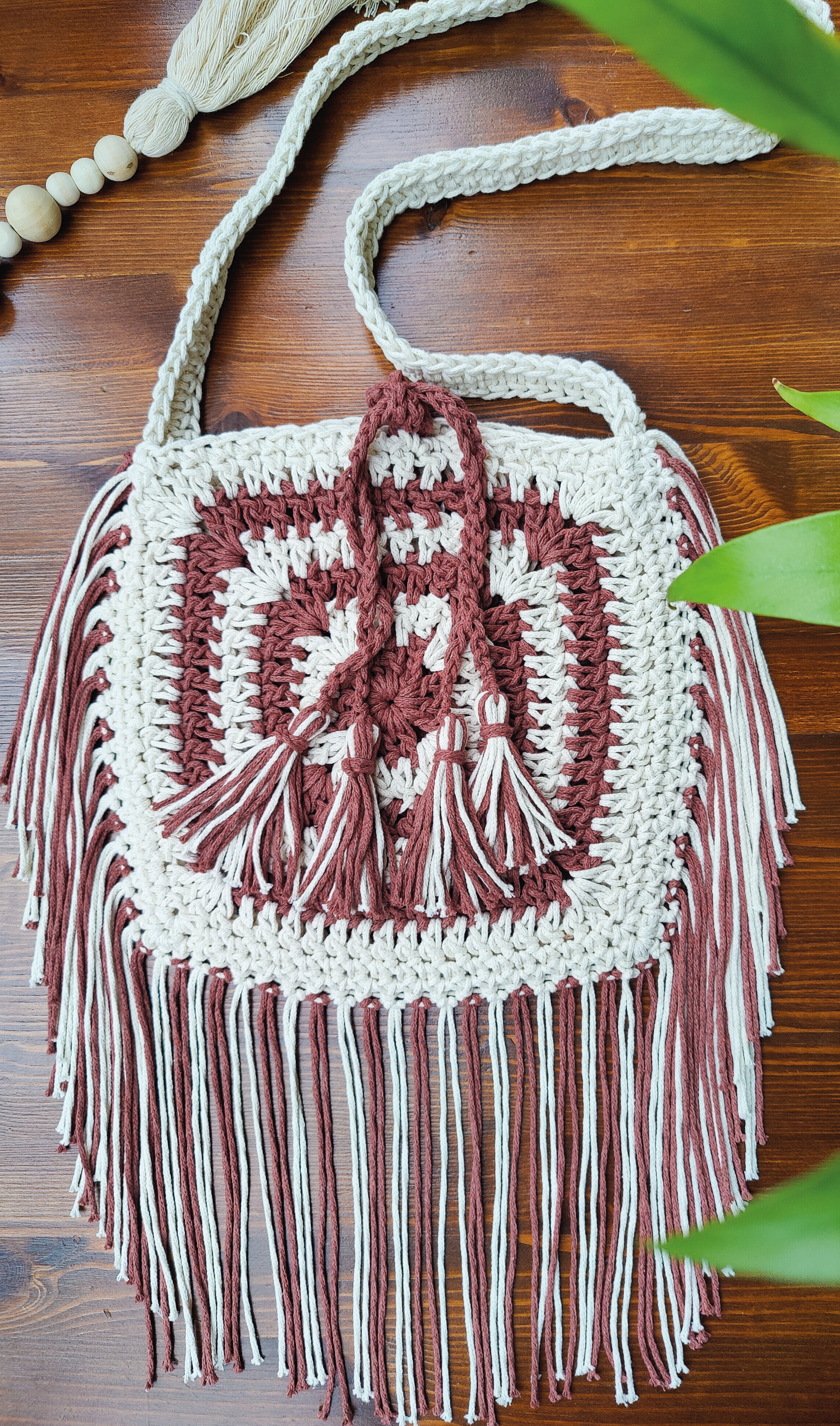 Unikat Damen Häkeltasche - Handtasche handgefertigt im Boho Hippie Ibiza -Stil mit Fransen im schicken Braun Beige Naturton Mix. Die perfekte Fransentasche für Festivals und als Accessoire zu deiner Sommermode.