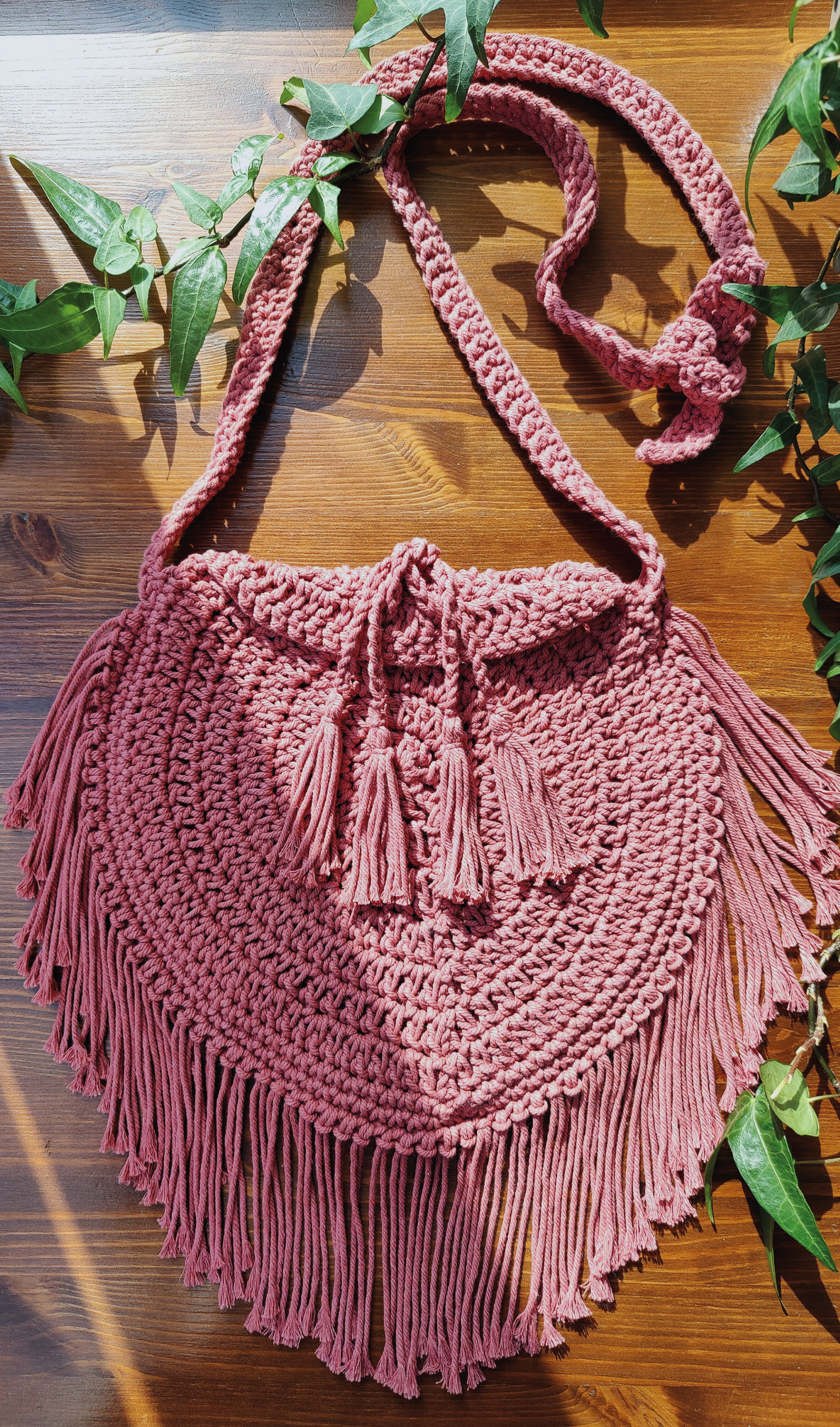 Unikat Damen Häkeltasche - Handtasche handgefertigt im Boho Hippie Ibiza -Stil mit Fransen im schicken Braun Naturton. Perfekt für Festivals und als Accessoire zu deiner Sommermode