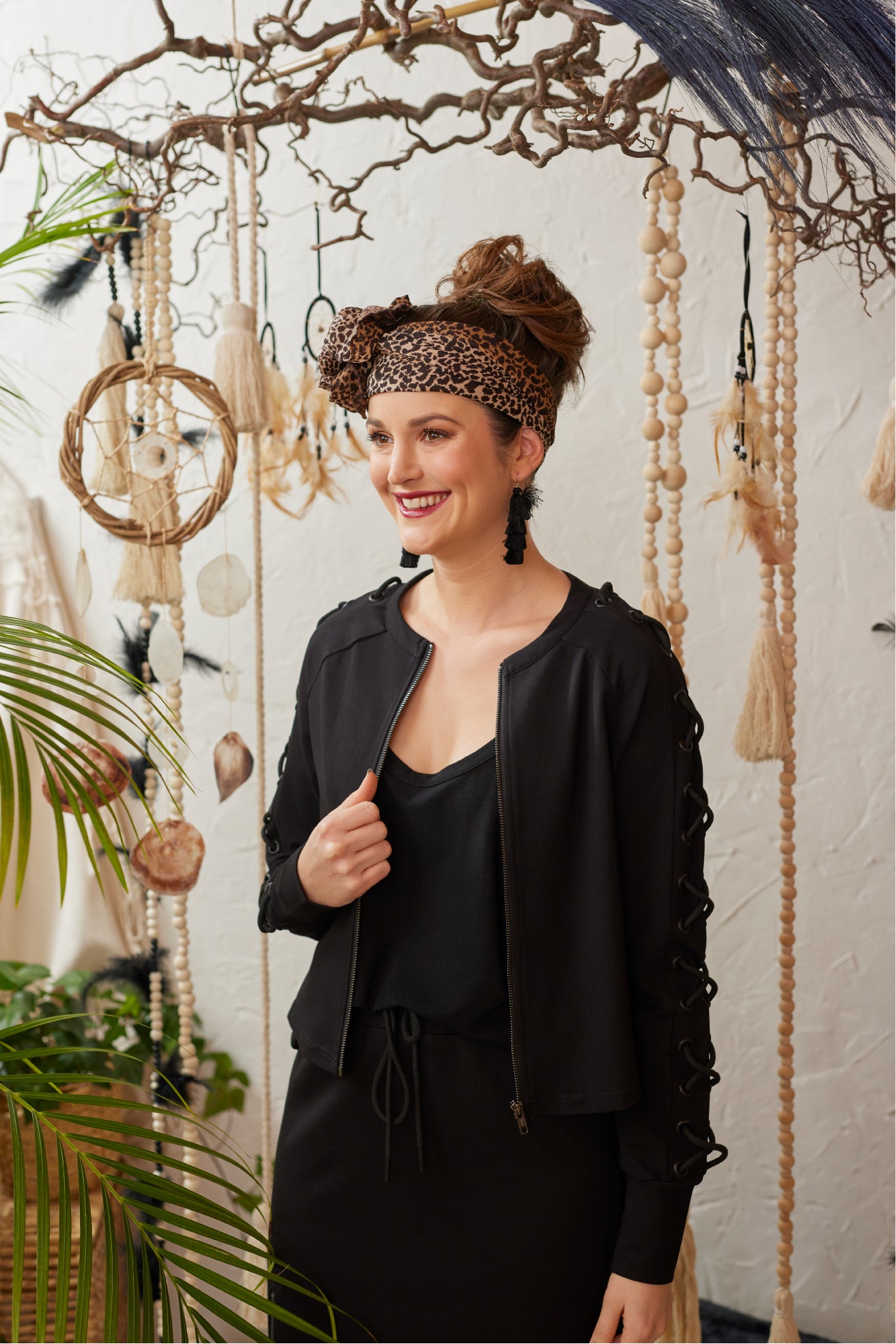 Die schwarze Stretch-Jacke überzeugt mit ungefüttertem, weichem Material für angenehmen Tragekomfort. Reißverschluss und stylische Schnürungen an den Ärmeln verleihen ihr einen modernen Look. Nieten-Details setzen trendige Akzente und machen die Jacke sportlich und elegant zugleich – ideal für vielseitige Kombinationen.