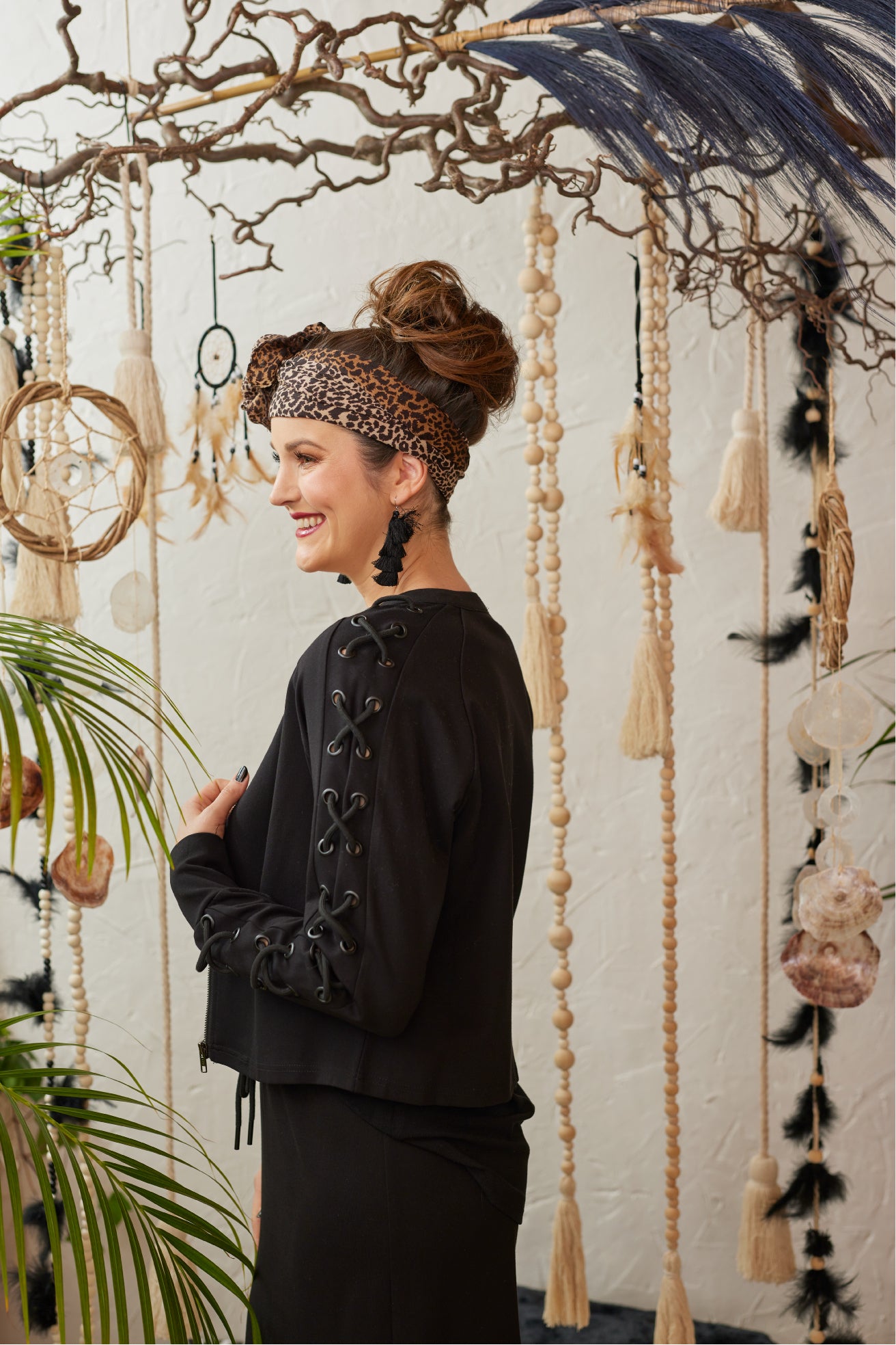 Die schwarze Stretch-Jacke überzeugt mit ungefüttertem, weichem Material für angenehmen Tragekomfort. Reißverschluss und stylische Schnürungen an den Ärmeln verleihen ihr einen modernen Look. Nieten-Details setzen trendige Akzente und machen die Jacke sportlich und elegant zugleich – ideal für vielseitige Kombinationen.