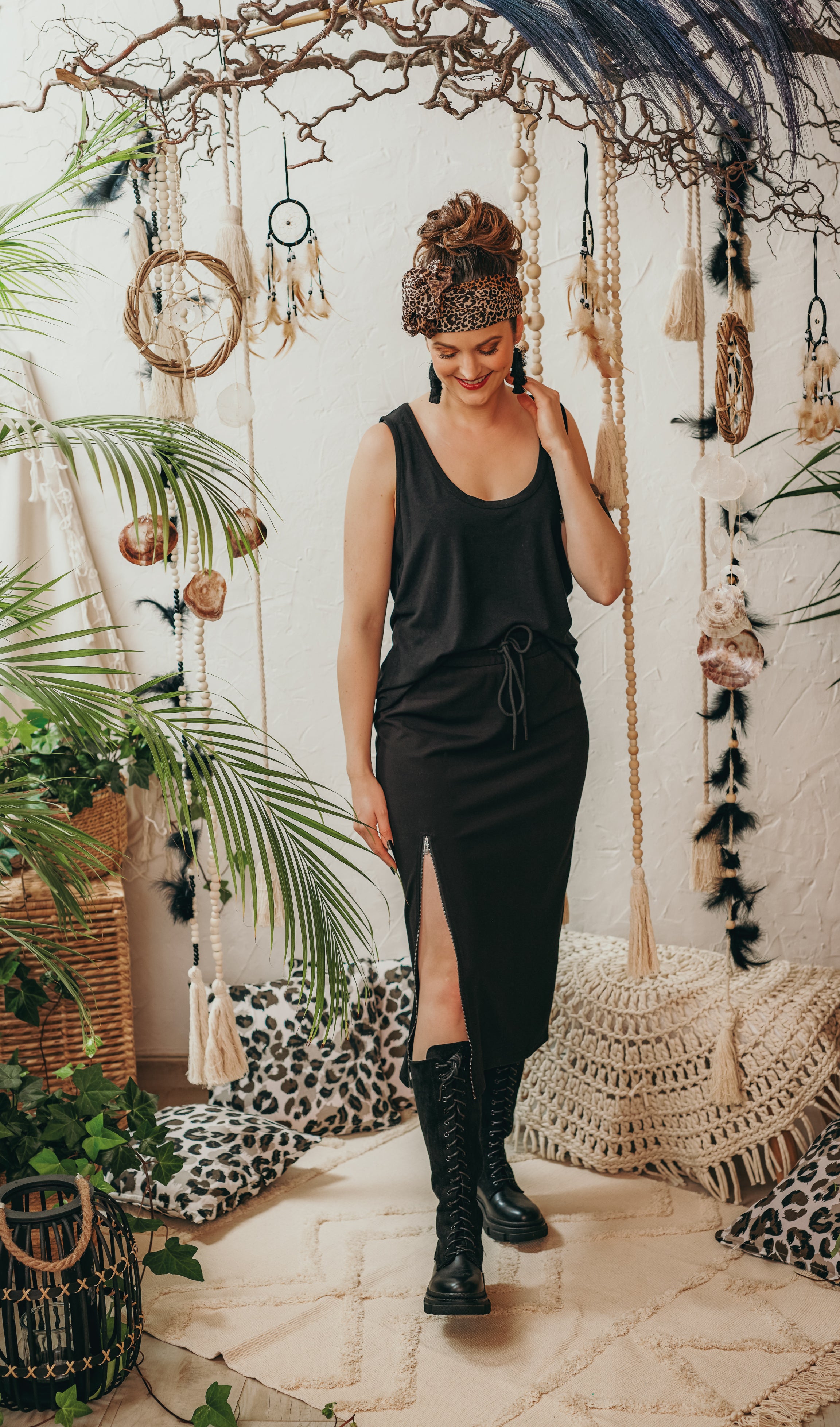 Schwarzer Stretch Midi Rock von AURA D’AMOR – limitierte Edition mit verstellbarem Reißverschluss-Schlitz, Boho Ibiza Style, elegant & vielseitig kombinierbar