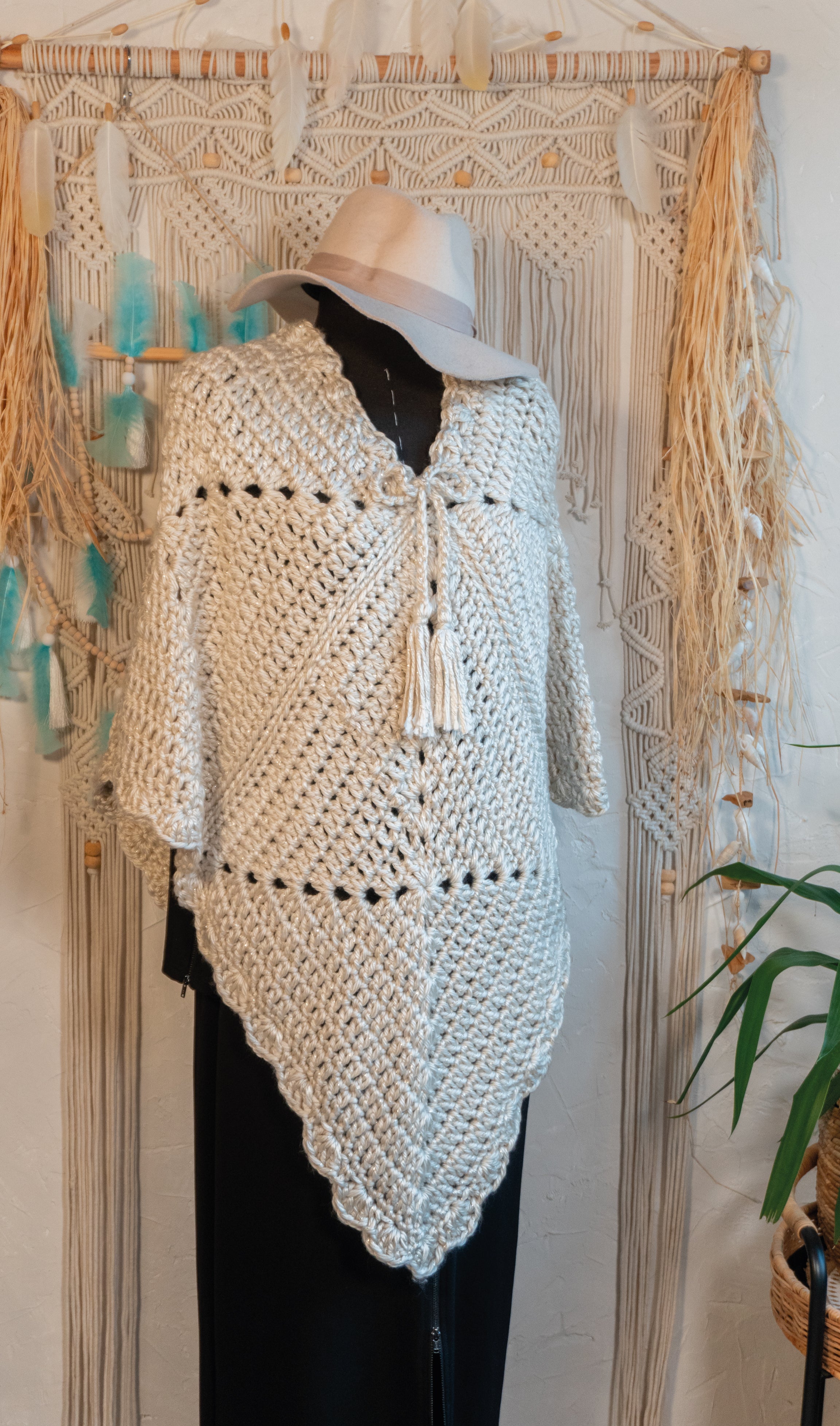 Unser Unikat Häkel-Poncho in edlem Beige Metallic ist ein absolutes Must-Have für den Herbst- und Übergangslook. Durch den Kordelzug mit Tasseln am Ausschnitt ist er variabel zu tragen und lässt sich perfekt mit einer Lederjacke oder einem Pulli kombinieren. Transformiere deine Garderobe mit diesem einzigartigen Häkel-Poncho in elegantem Beige mit einem Hauch von Metallic-Glanz! Entdecke jetzt den perfekten Begleiter für jeden Anlass und verleihe deinem Outfit einen luxuriösen Touch!