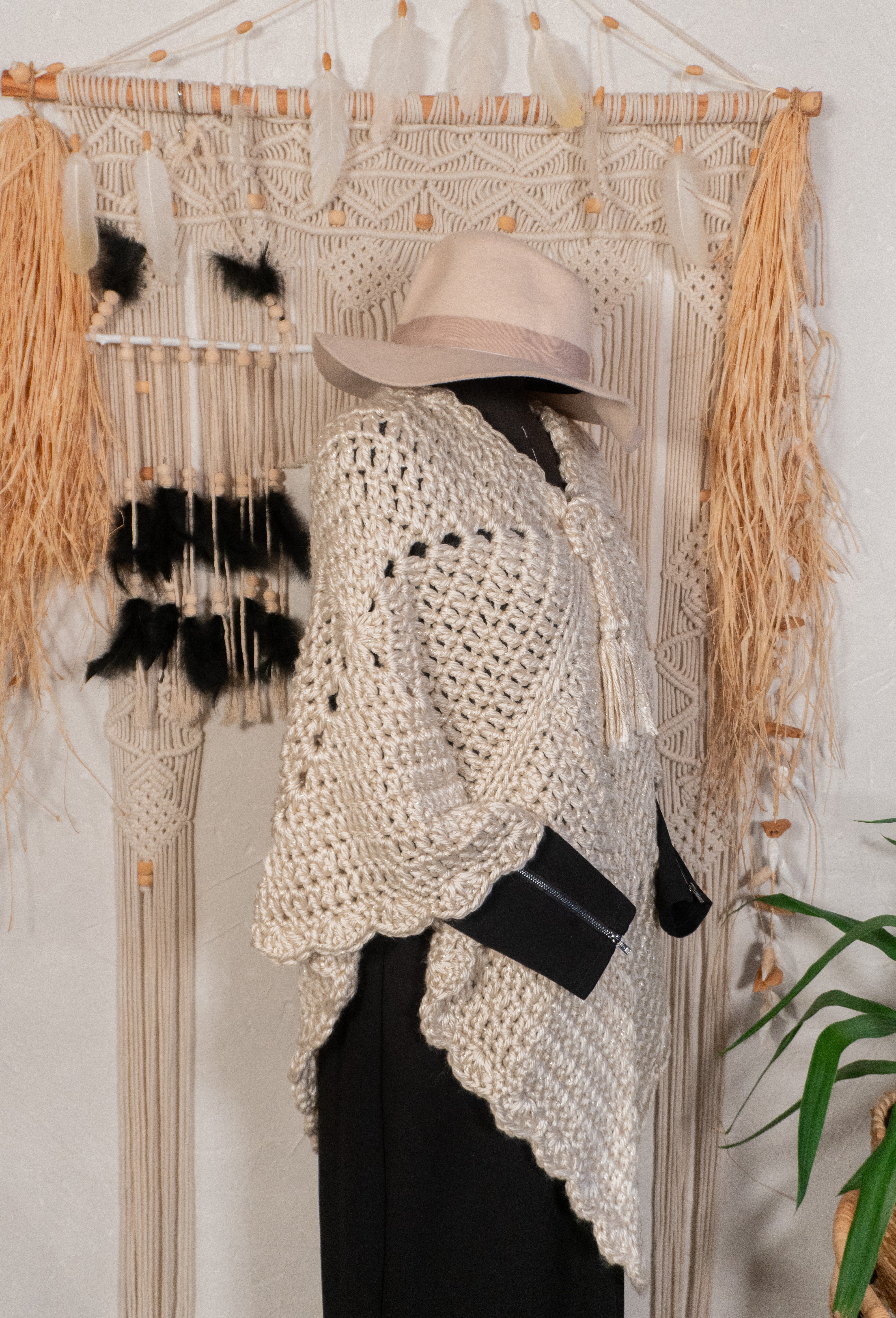 Unser Unikat Häkel-Poncho in edlem Beige Metallic ist ein absolutes Must-Have für den Herbst- und Übergangslook. Durch den Kordelzug mit Tasseln am Ausschnitt ist er variabel zu tragen und lässt sich perfekt mit einer Lederjacke oder einem Pulli kombinieren. Transformiere deine Garderobe mit diesem einzigartigen Häkel-Poncho in elegantem Beige mit einem Hauch von Metallic-Glanz! Entdecke jetzt den perfekten Begleiter für jeden Anlass und verleihe deinem Outfit einen luxuriösen Touch!