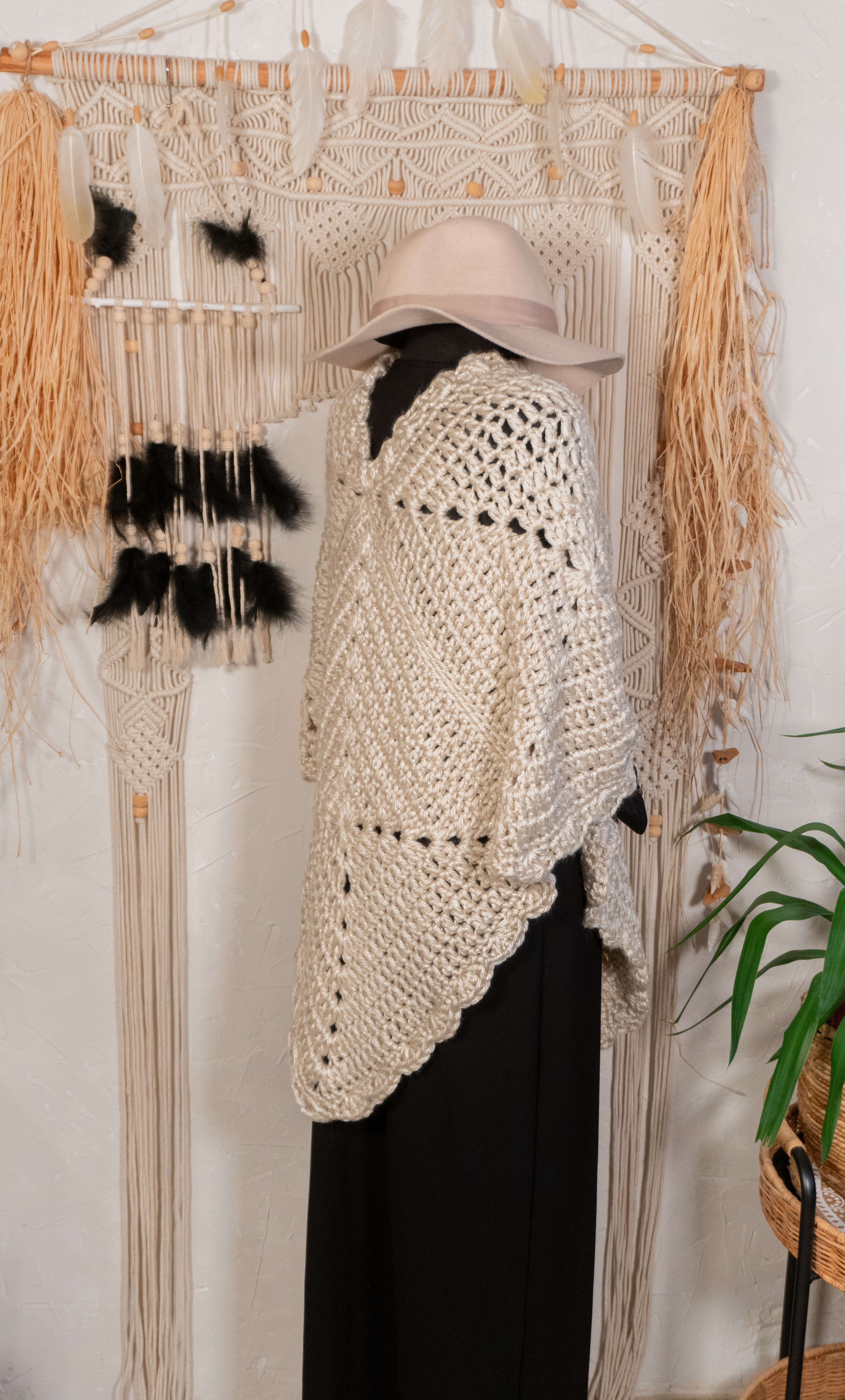 Unser Unikat Häkel-Poncho in edlem Beige Metallic ist ein absolutes Must-Have für den Herbst- und Übergangslook. Durch den Kordelzug mit Tasseln am Ausschnitt ist er variabel zu tragen und lässt sich perfekt mit einer Lederjacke oder einem Pulli kombinieren. Transformiere deine Garderobe mit diesem einzigartigen Häkel-Poncho in elegantem Beige mit einem Hauch von Metallic-Glanz! Entdecke jetzt den perfekten Begleiter für jeden Anlass und verleihe deinem Outfit einen luxuriösen Touch!