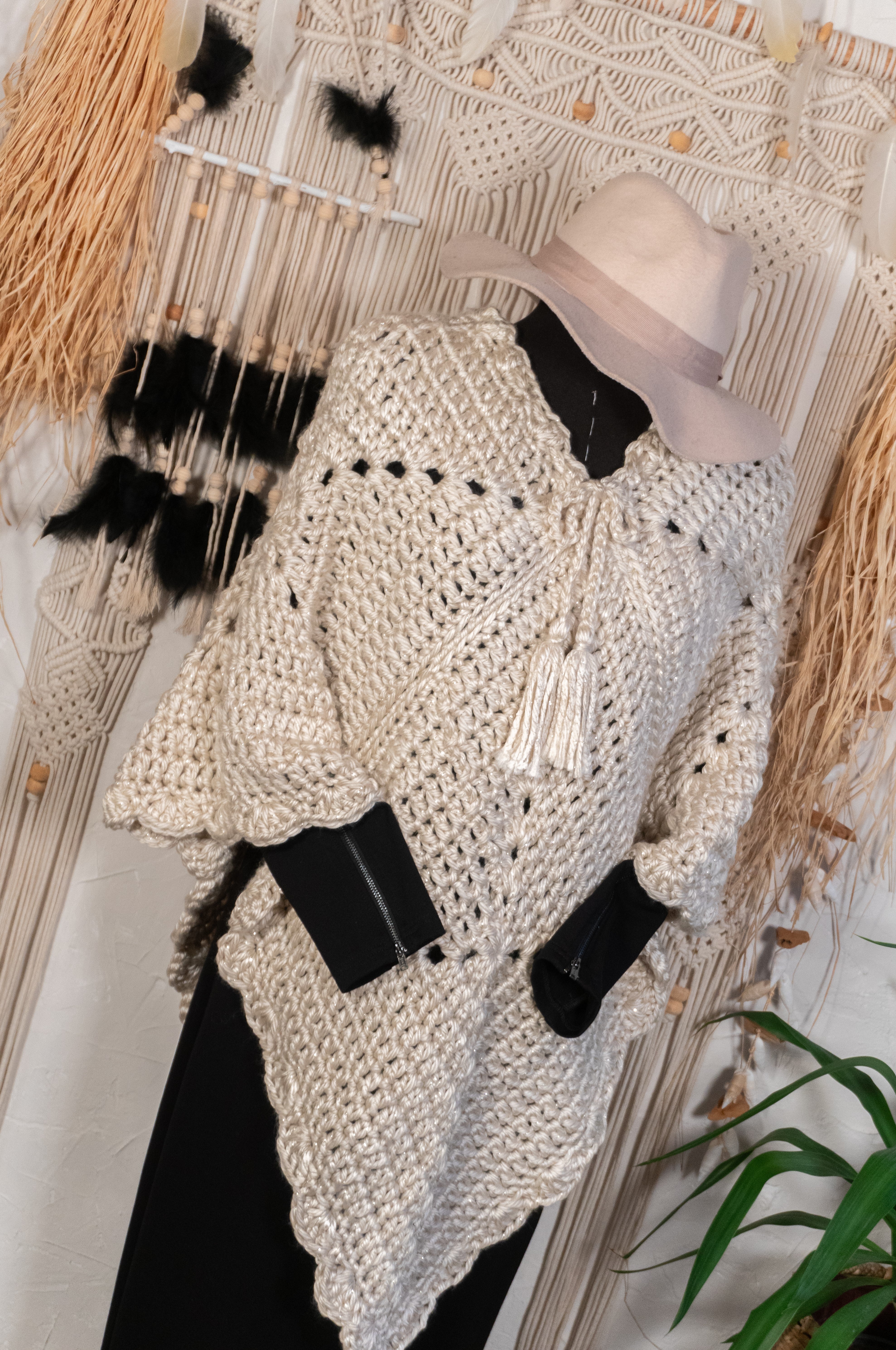 Unser Unikat Häkel-Poncho in edlem Beige Metallic ist ein absolutes Must-Have für den Herbst- und Übergangslook. Durch den Kordelzug mit Tasseln am Ausschnitt ist er variabel zu tragen und lässt sich perfekt mit einer Lederjacke oder einem Pulli kombinieren. Transformiere deine Garderobe mit diesem einzigartigen Häkel-Poncho in elegantem Beige mit einem Hauch von Metallic-Glanz! Entdecke jetzt den perfekten Begleiter für jeden Anlass und verleihe deinem Outfit einen luxuriösen Touch!