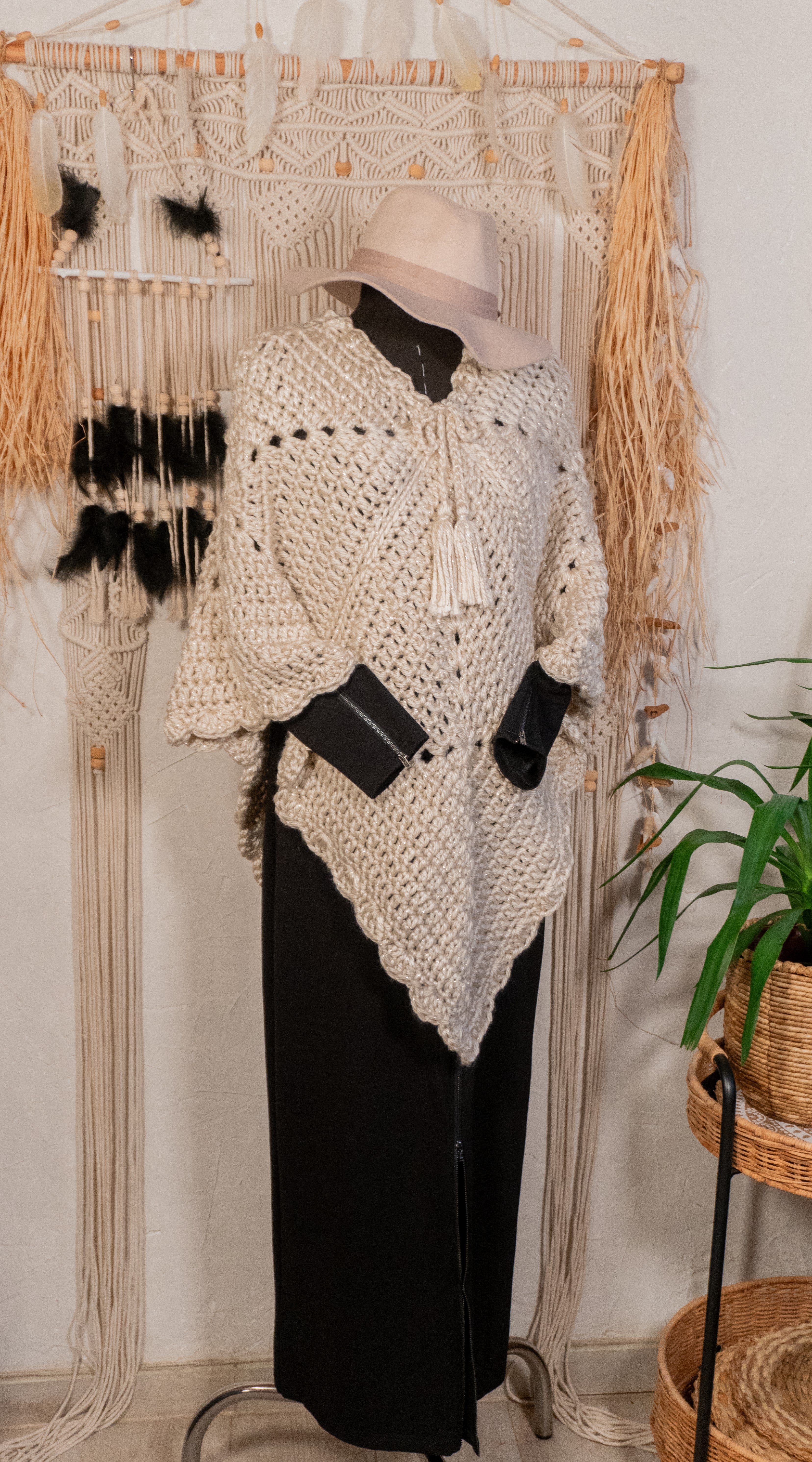 Unser Unikat Häkel-Poncho in edlem Beige Metallic ist ein absolutes Must-Have für den Herbst- und Übergangslook. Durch den Kordelzug mit Tasseln am Ausschnitt ist er variabel zu tragen und lässt sich perfekt mit einer Lederjacke oder einem Pulli kombinieren. Transformiere deine Garderobe mit diesem einzigartigen Häkel-Poncho in elegantem Beige mit einem Hauch von Metallic-Glanz! Entdecke jetzt den perfekten Begleiter für jeden Anlass und verleihe deinem Outfit einen luxuriösen Touch!