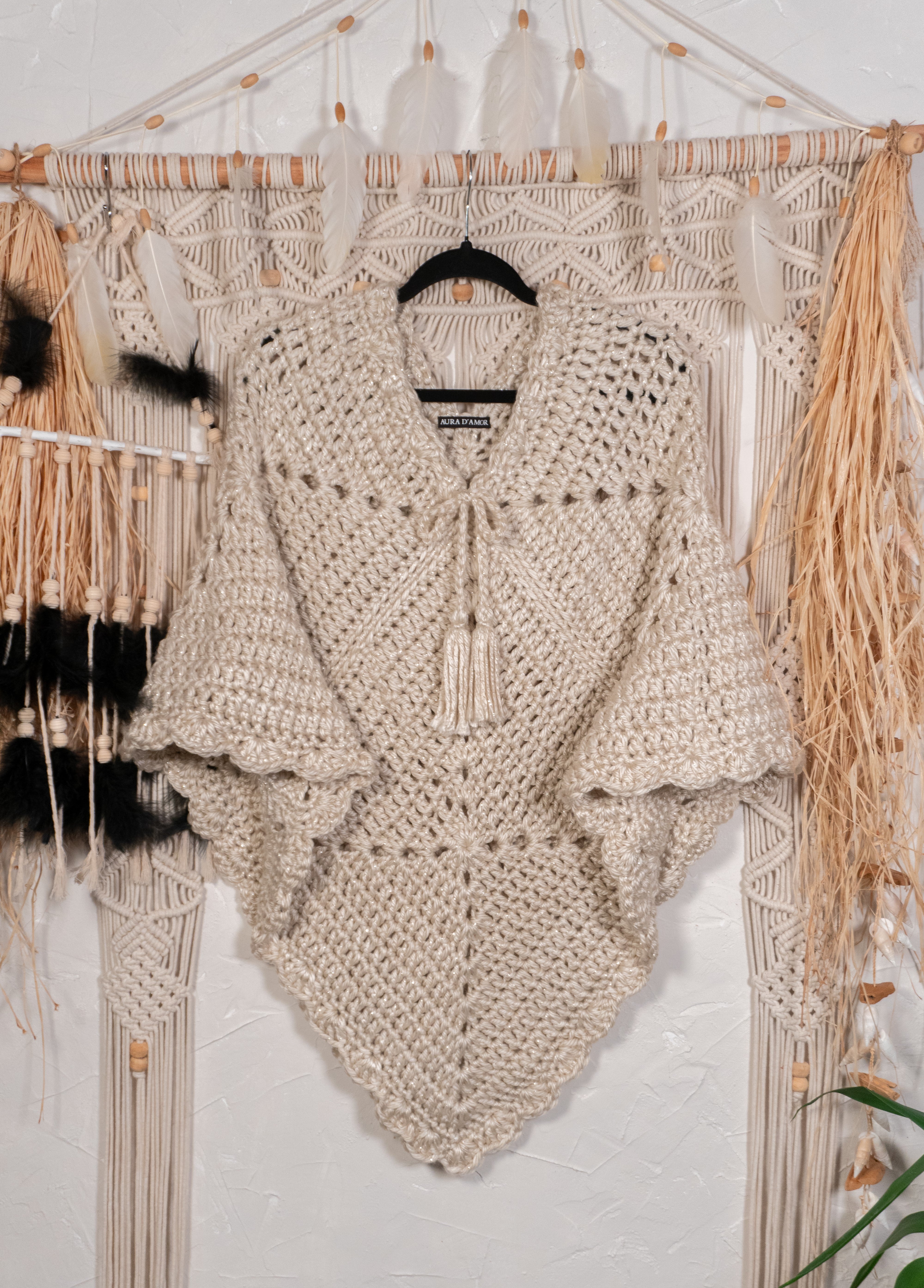 Unser Unikat Häkel-Poncho in edlem Beige Metallic ist ein absolutes Must-Have für den Herbst- und Übergangslook. Durch den Kordelzug mit Tasseln am Ausschnitt ist er variabel zu tragen und lässt sich perfekt mit einer Lederjacke oder einem Pulli kombinieren. Transformiere deine Garderobe mit diesem einzigartigen Häkel-Poncho in elegantem Beige mit einem Hauch von Metallic-Glanz! Entdecke jetzt den perfekten Begleiter für jeden Anlass und verleihe deinem Outfit einen luxuriösen Touch!