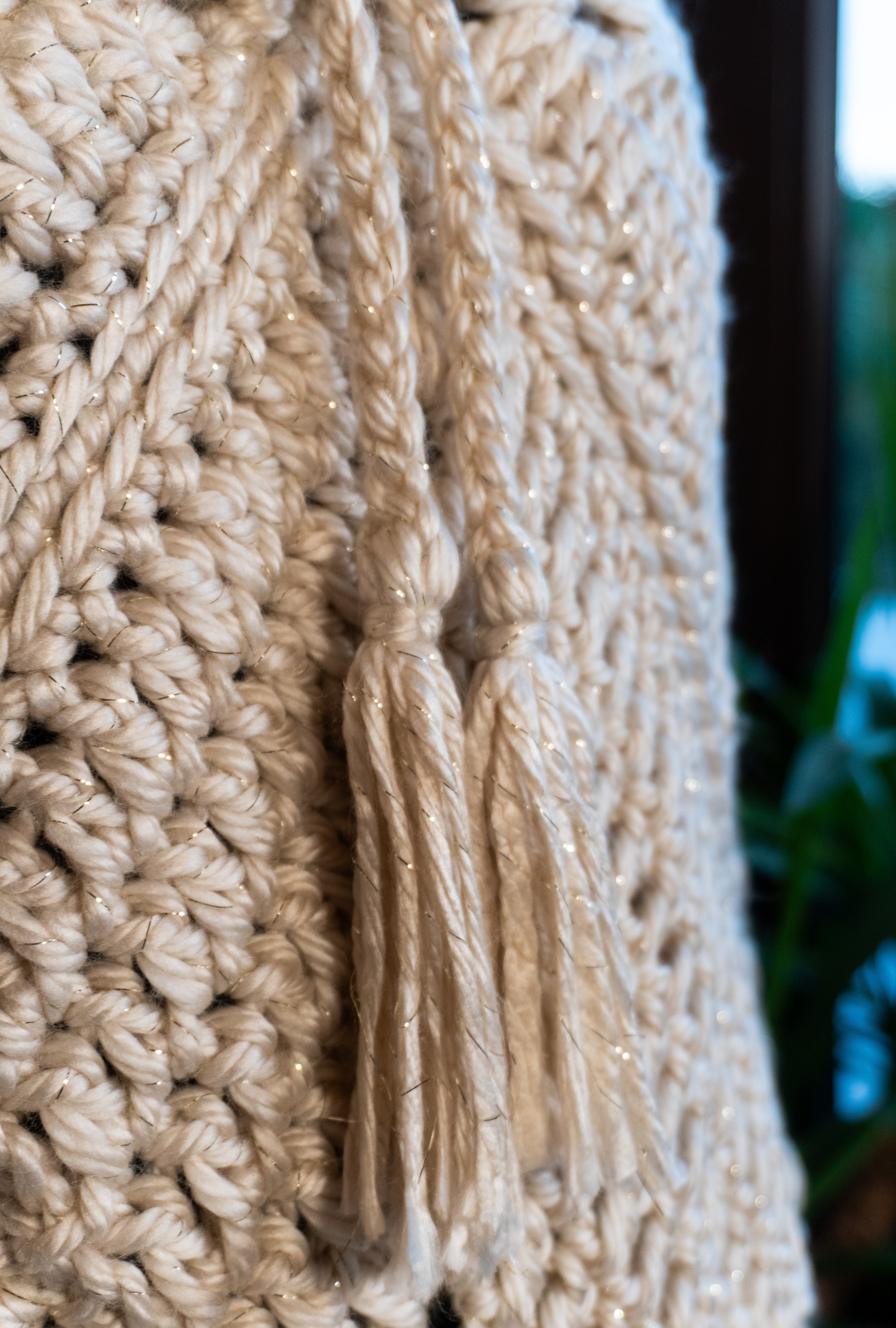 Unser Unikat Häkel-Poncho in edlem Beige Metallic ist ein absolutes Must-Have für den Herbst- und Übergangslook. Durch den Kordelzug mit Tasseln am Ausschnitt ist er variabel zu tragen und lässt sich perfekt mit einer Lederjacke oder einem Pulli kombinieren. Transformiere deine Garderobe mit diesem einzigartigen Häkel-Poncho in elegantem Beige mit einem Hauch von Metallic-Glanz! Entdecke jetzt den perfekten Begleiter für jeden Anlass und verleihe deinem Outfit einen luxuriösen Touch!