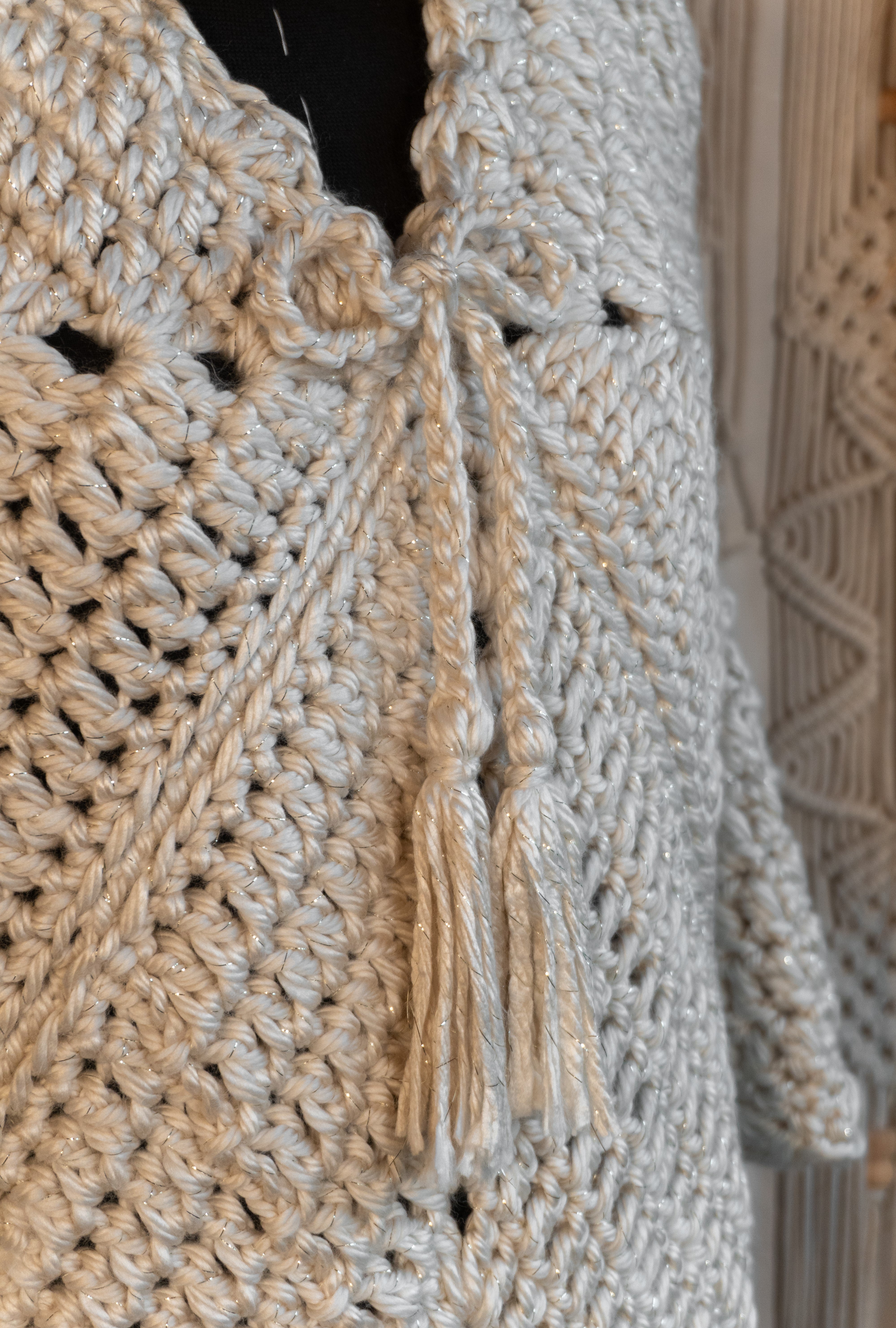 Unser Unikat Häkel-Poncho in edlem Beige Metallic ist ein absolutes Must-Have für den Herbst- und Übergangslook. Durch den Kordelzug mit Tasseln am Ausschnitt ist er variabel zu tragen und lässt sich perfekt mit einer Lederjacke oder einem Pulli kombinieren. Transformiere deine Garderobe mit diesem einzigartigen Häkel-Poncho in elegantem Beige mit einem Hauch von Metallic-Glanz! Entdecke jetzt den perfekten Begleiter für jeden Anlass und verleihe deinem Outfit einen luxuriösen Touch!