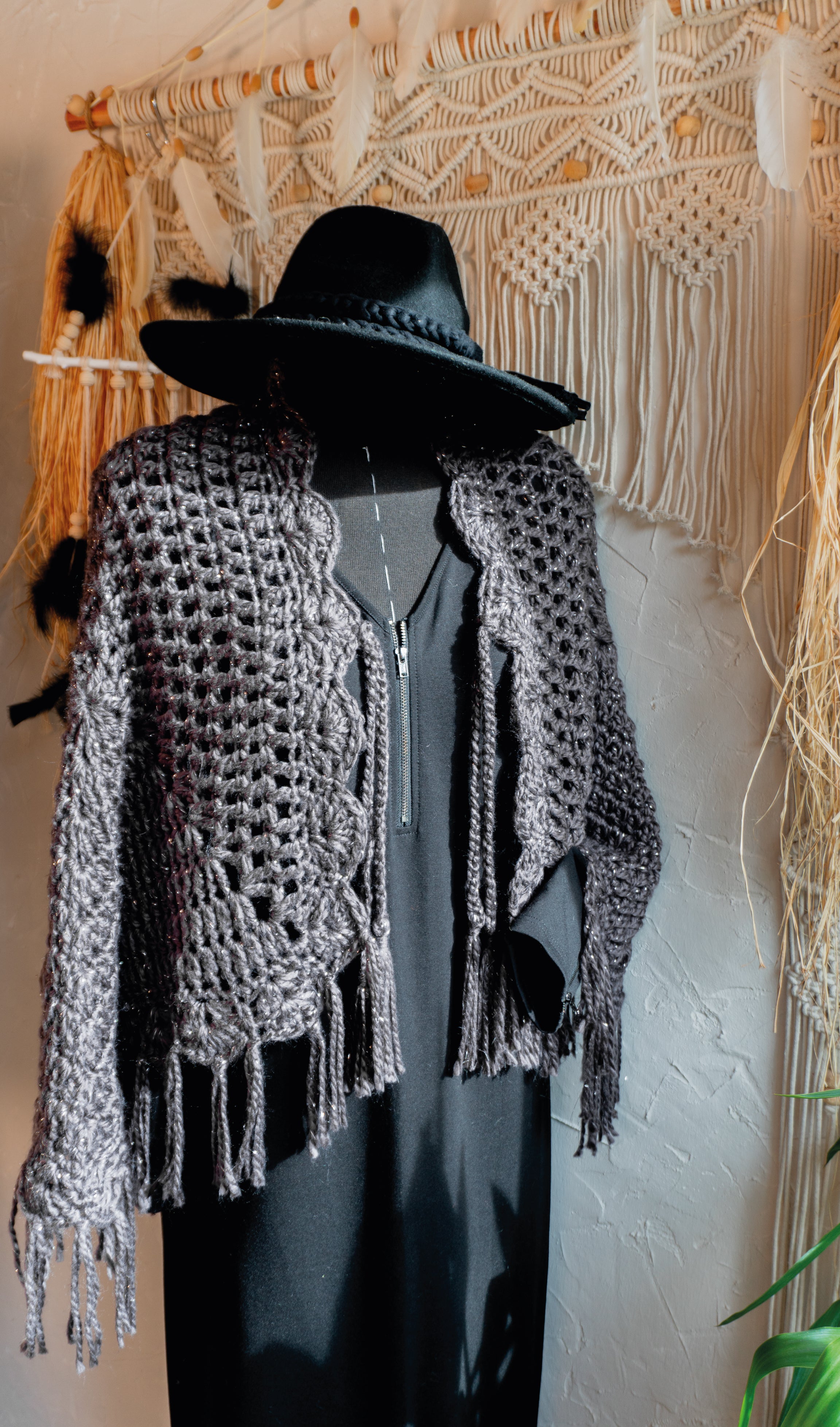 Verleihe deinem Herbst- oder Übergangsoutfit mit dieser absolut exklusiven Einzelstück Häkel Poncho-Jacke in edlem Anthrazit-Metallic und mit schönen Fransen den besonderen Boho-Chic Touch. Die Bänder am Ausschnitt sorgen nicht nur für eine tolle Optik, sondern auch für einen bequemen Sitz. Ein Must-Have für alle, die sich gerne von der Masse abheben wollen!