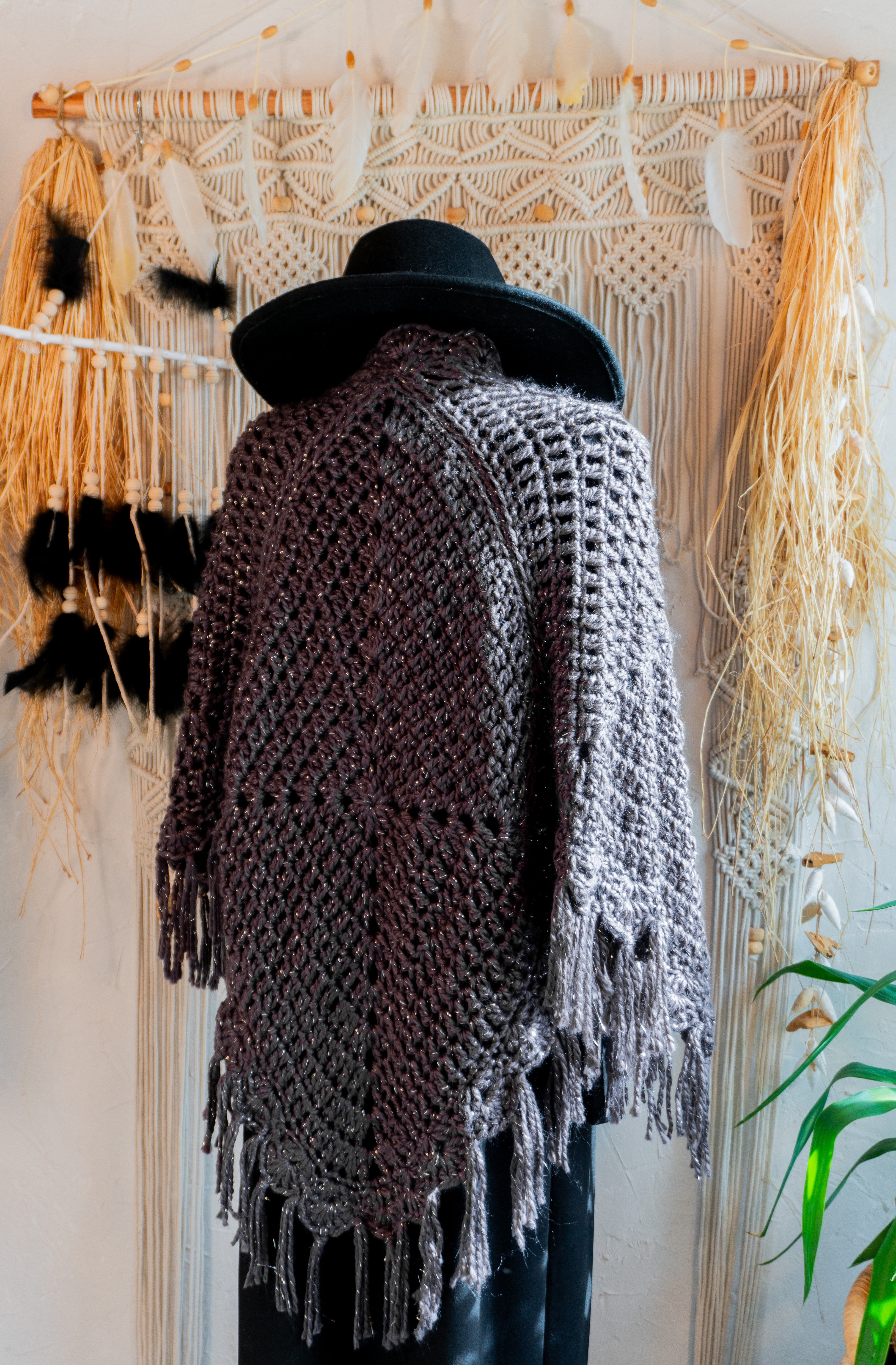Verleihe deinem Herbst- oder Übergangsoutfit mit dieser absolut exklusiven Einzelstück Häkel Poncho-Jacke in edlem Anthrazit-Metallic und mit schönen Fransen den besonderen Boho-Chic Touch. Die Bänder am Ausschnitt sorgen nicht nur für eine tolle Optik, sondern auch für einen bequemen Sitz. Ein Must-Have für alle, die sich gerne von der Masse abheben wollen!