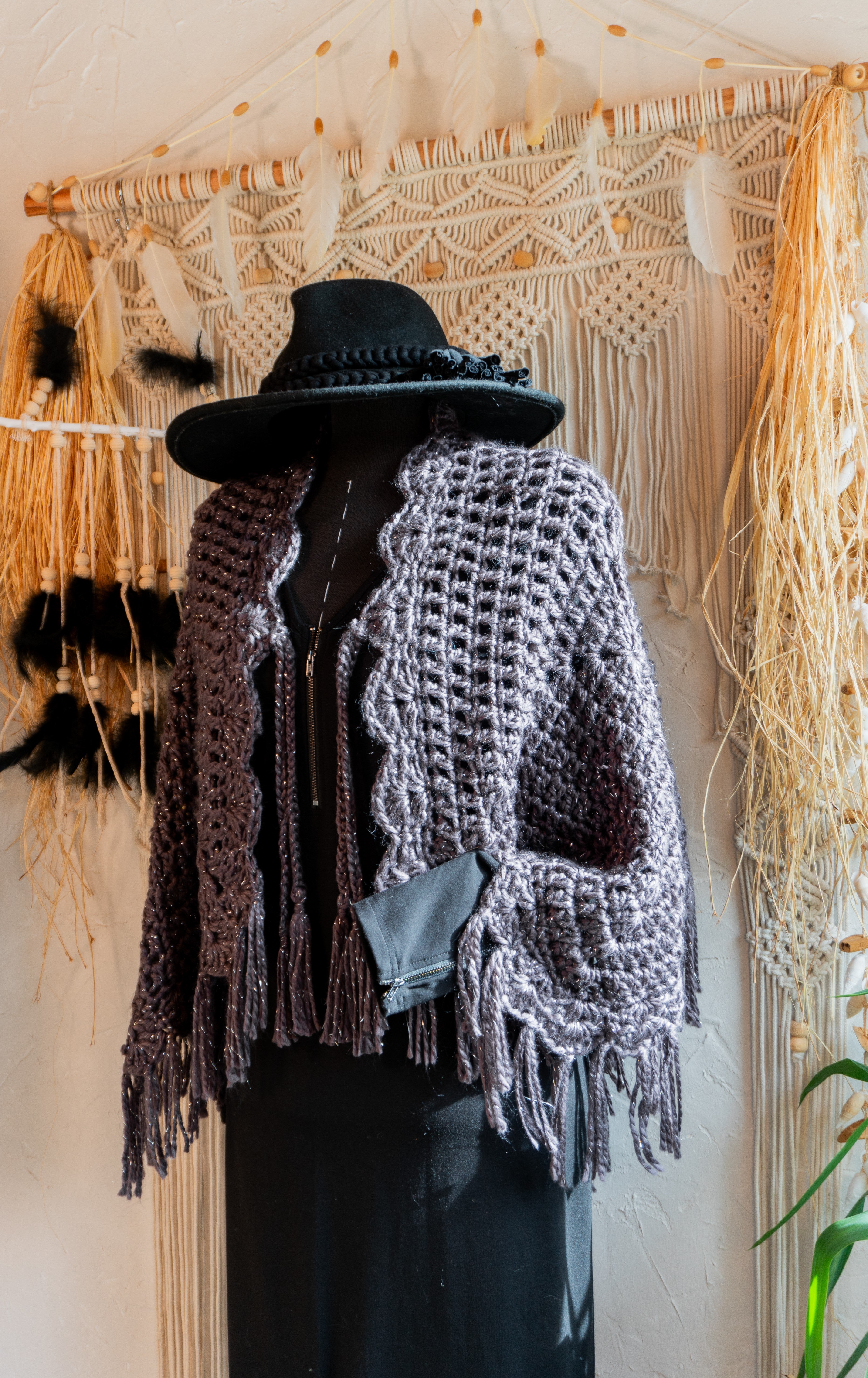 Verleihe deinem Herbst- oder Übergangsoutfit mit dieser absolut exklusiven Einzelstück Häkel Poncho-Jacke in edlem Anthrazit-Metallic und mit schönen Fransen den besonderen Boho-Chic Touch. Die Bänder am Ausschnitt sorgen nicht nur für eine tolle Optik, sondern auch für einen bequemen Sitz. Ein Must-Have für alle, die sich gerne von der Masse abheben wollen!