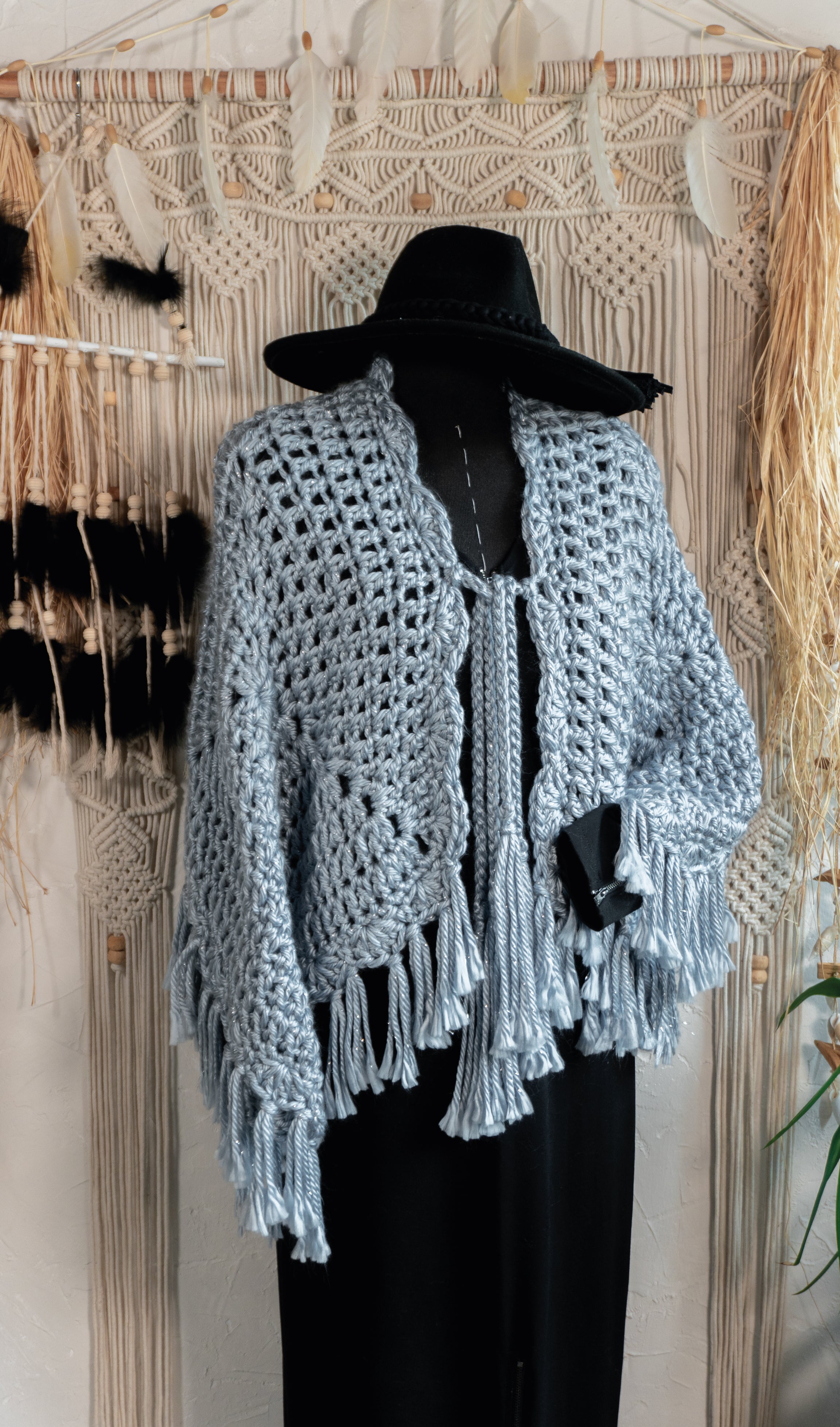 Verleihe deinem Outfit mit dem exklusiven Häkel Poncho-Jacke in Jeansblau-Grau-Metallic einen besonderen Boho-Chic Touch. Die schönen Fransen und Bänder am Ausschnitt sorgen für einen individuellen Look, perfekt für den Herbst oder Übergang. Hol dir jetzt dieses Einzelstück und begeistere mit edlem Design!
