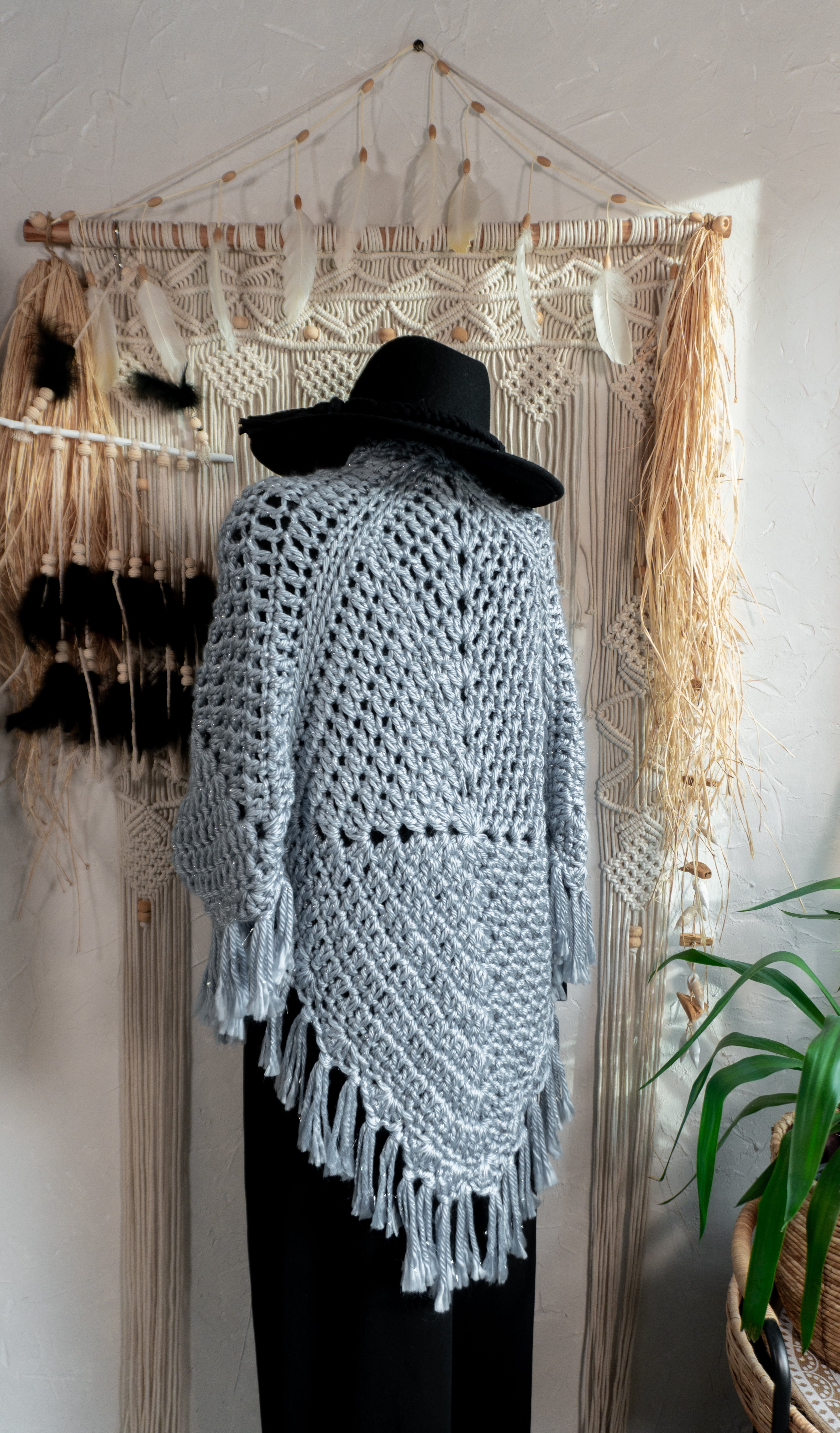 Verleihe deinem Outfit mit dem exklusiven Häkel Poncho-Jacke in Jeansblau-Grau-Metallic einen besonderen Boho-Chic Touch. Die schönen Fransen und Bänder am Ausschnitt sorgen für einen individuellen Look, perfekt für den Herbst oder Übergang. Hol dir jetzt dieses Einzelstück und begeistere mit edlem Design!