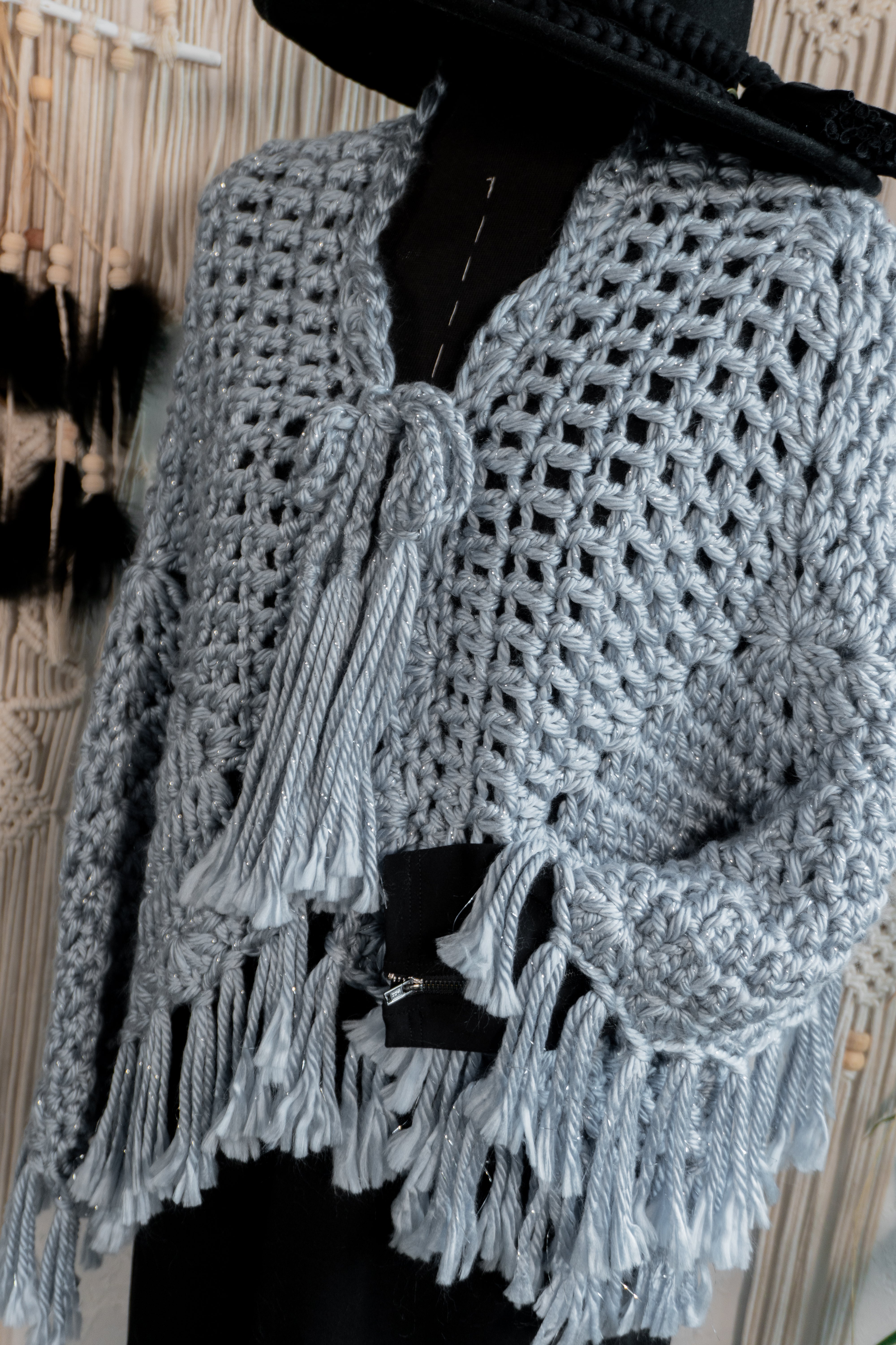 Verleihe deinem Outfit mit dem exklusiven Häkel Poncho-Jacke in Jeansblau-Grau-Metallic einen besonderen Boho-Chic Touch. Die schönen Fransen und Bänder am Ausschnitt sorgen für einen individuellen Look, perfekt für den Herbst oder Übergang. Hol dir jetzt dieses Einzelstück und begeistere mit edlem Design!