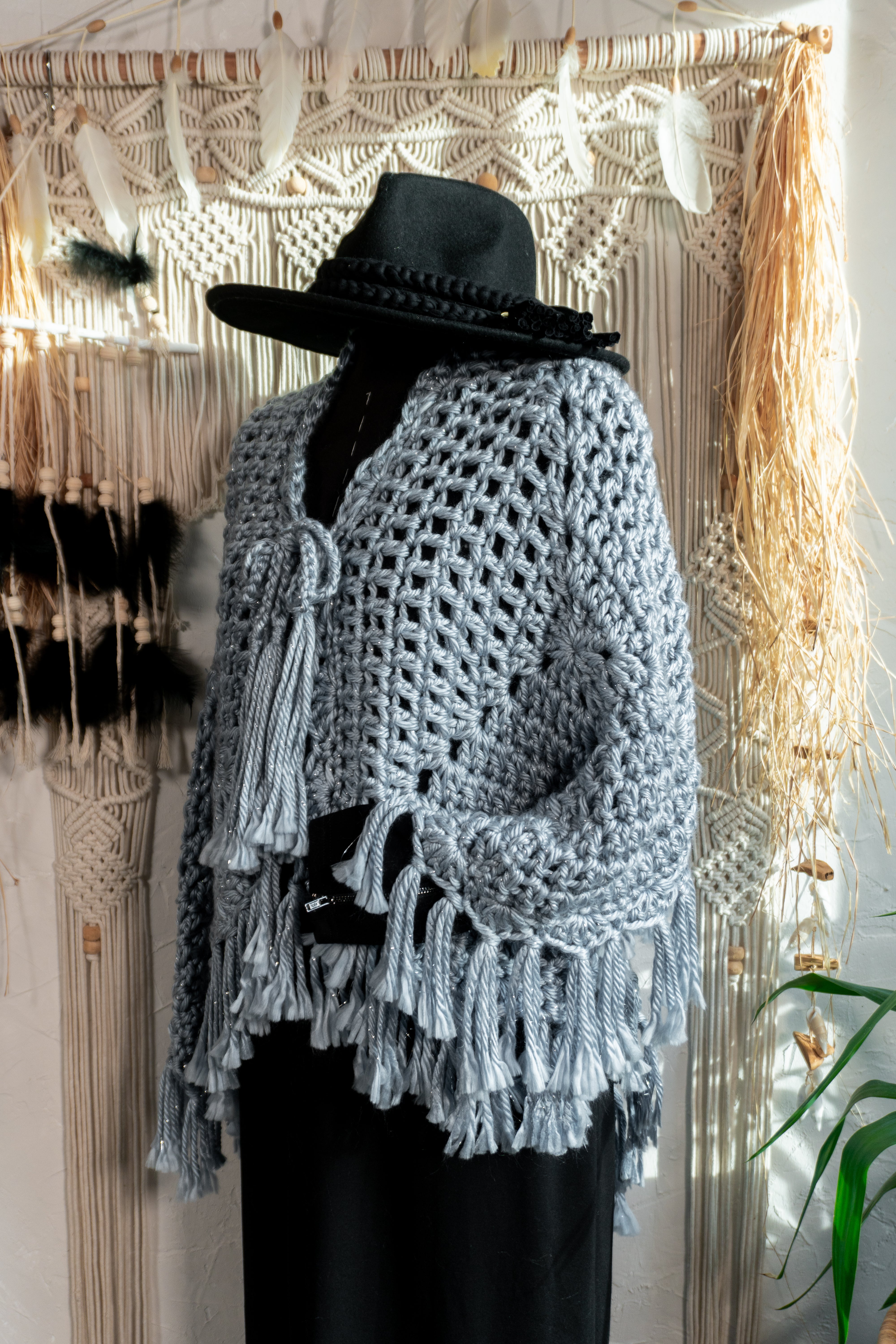 Verleihe deinem Outfit mit dem exklusiven Häkel Poncho-Jacke in Jeansblau-Grau-Metallic einen besonderen Boho-Chic Touch. Die schönen Fransen und Bänder am Ausschnitt sorgen für einen individuellen Look, perfekt für den Herbst oder Übergang. Hol dir jetzt dieses Einzelstück und begeistere mit edlem Design!