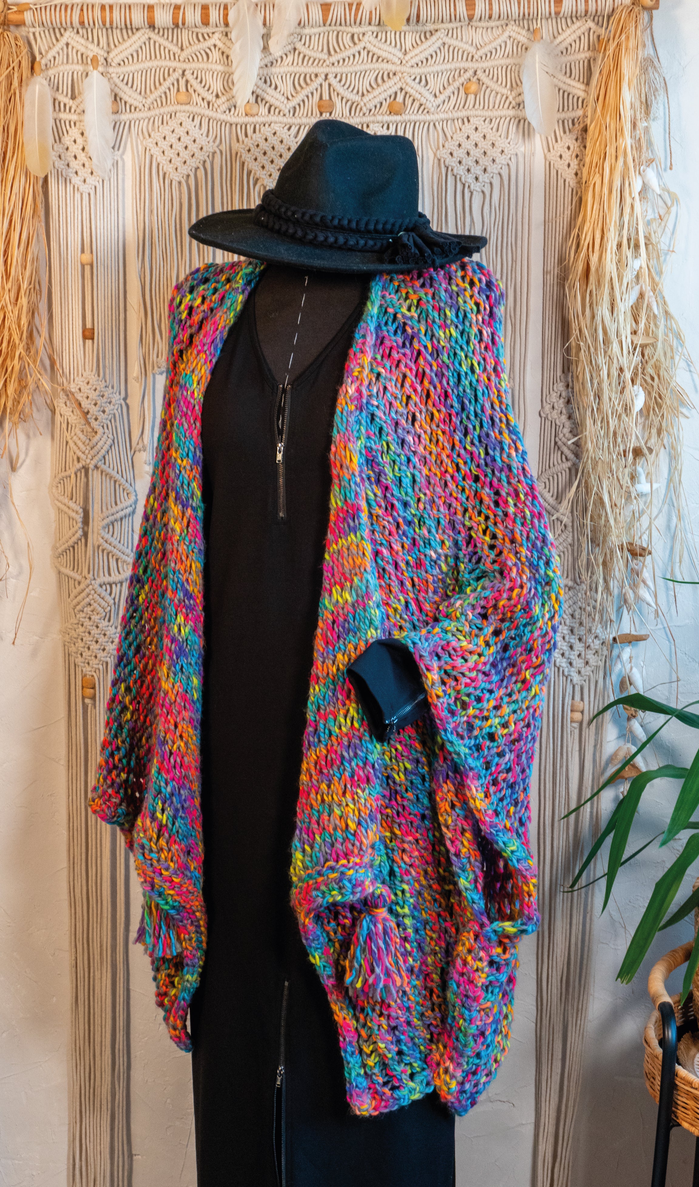 Lass Dich von unserer Einzelstück Häkel-Jacke im knalligen Neon-Multi-Farbmix verzaubern! Diese Jacke ist ein echtes Highlight und versprüht nur gute Laune und positive Vibes. Perfekt für den Herbst und unzählige Styling-Möglichkeiten als Übergangs-Look. Hole Dir dieses Unikat für einen energiegeladenen und lebendigen Look!