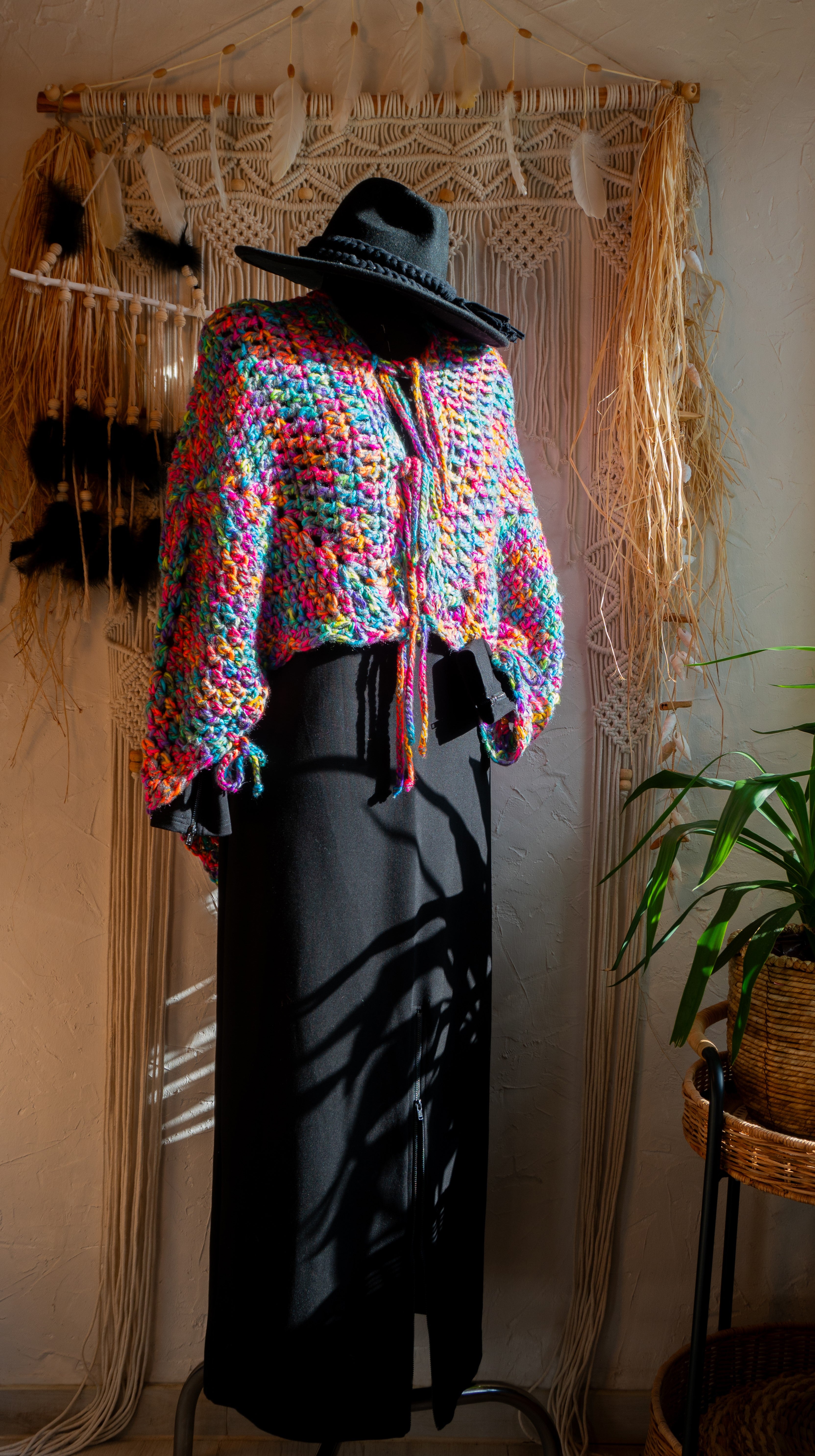 Diese einzigartige Häkel-Jacke in knalligem Neon-Multi-Farbmix verleiht dir ein energiegeladenes und lebendiges Aussehen! Das Einzelstück ist vorne kurz und hinten länger geschnitten und kann sowohl offen als auch mit den Bändern geschlossen getragen werden. Perfekt für den Herbst und bietet unzählige Styling-Möglichkeiten für einen einzigartigen Übergangs-Look. Hol dir dieses Highlight Unikat und versprühe gute Laune und positive Vibes!