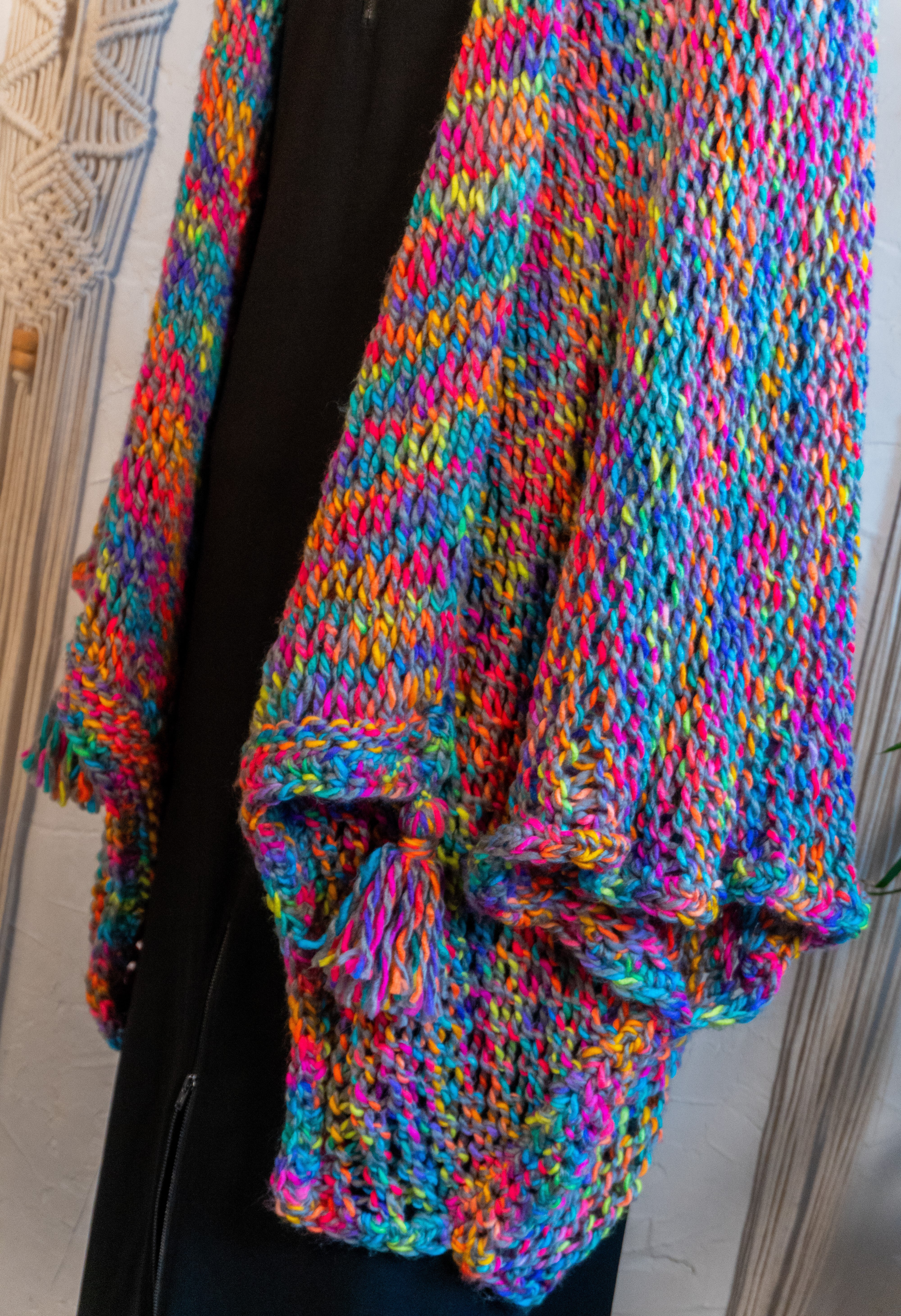 Lass Dich von unserer Einzelstück Häkel-Jacke im knalligen Neon-Multi-Farbmix verzaubern! Diese Jacke ist ein echtes Highlight und versprüht nur gute Laune und positive Vibes. Perfekt für den Herbst und unzählige Styling-Möglichkeiten als Übergangs-Look. Hole Dir dieses Unikat für einen energiegeladenen und lebendigen Look!