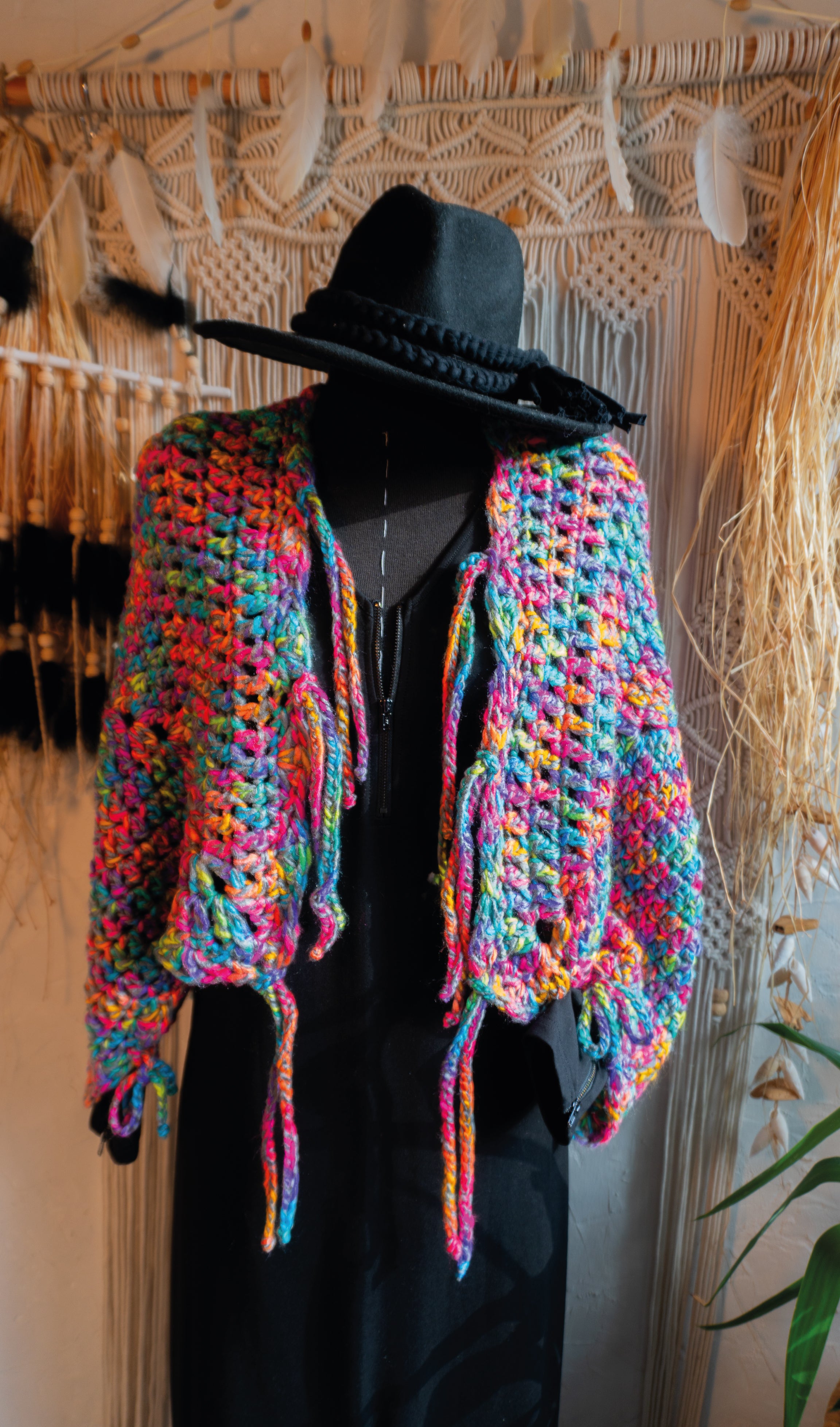 Diese einzigartige Häkel-Jacke in knalligem Neon-Multi-Farbmix verleiht dir ein energiegeladenes und lebendiges Aussehen! Das Einzelstück ist vorne kurz und hinten länger geschnitten und kann sowohl offen als auch mit den Bändern geschlossen getragen werden. Perfekt für den Herbst und bietet unzählige Styling-Möglichkeiten für einen einzigartigen Übergangs-Look. Hol dir dieses Highlight Unikat und versprühe gute Laune und positive Vibes!