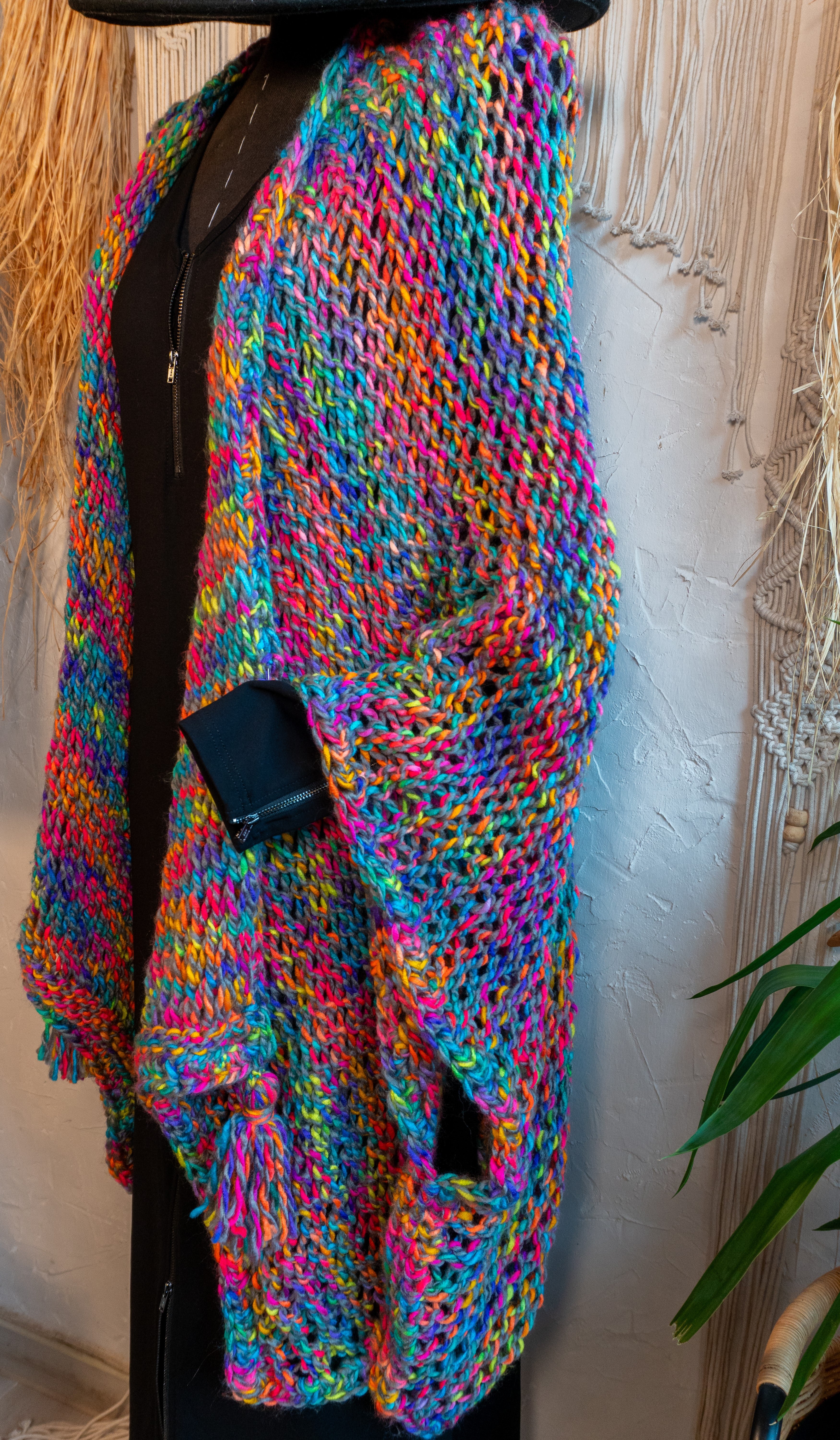 Lass Dich von unserer Einzelstück Häkel-Jacke im knalligen Neon-Multi-Farbmix verzaubern! Diese Jacke ist ein echtes Highlight und versprüht nur gute Laune und positive Vibes. Perfekt für den Herbst und unzählige Styling-Möglichkeiten als Übergangs-Look. Hole Dir dieses Unikat für einen energiegeladenen und lebendigen Look!