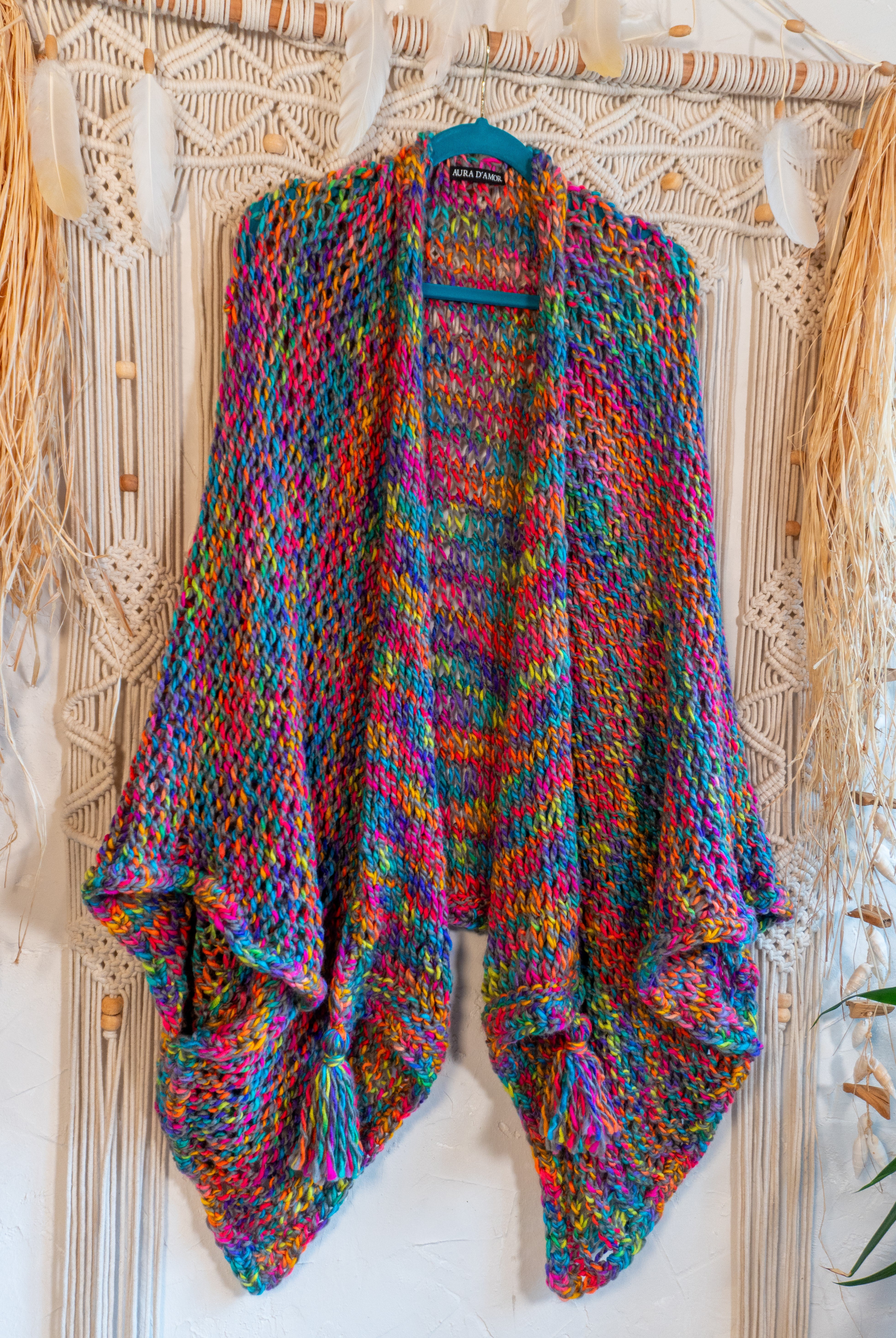 Lass Dich von unserer Einzelstück Häkel-Jacke im knalligen Neon-Multi-Farbmix verzaubern! Diese Jacke ist ein echtes Highlight und versprüht nur gute Laune und positive Vibes. Perfekt für den Herbst und unzählige Styling-Möglichkeiten als Übergangs-Look. Hole Dir dieses Unikat für einen energiegeladenen und lebendigen Look!