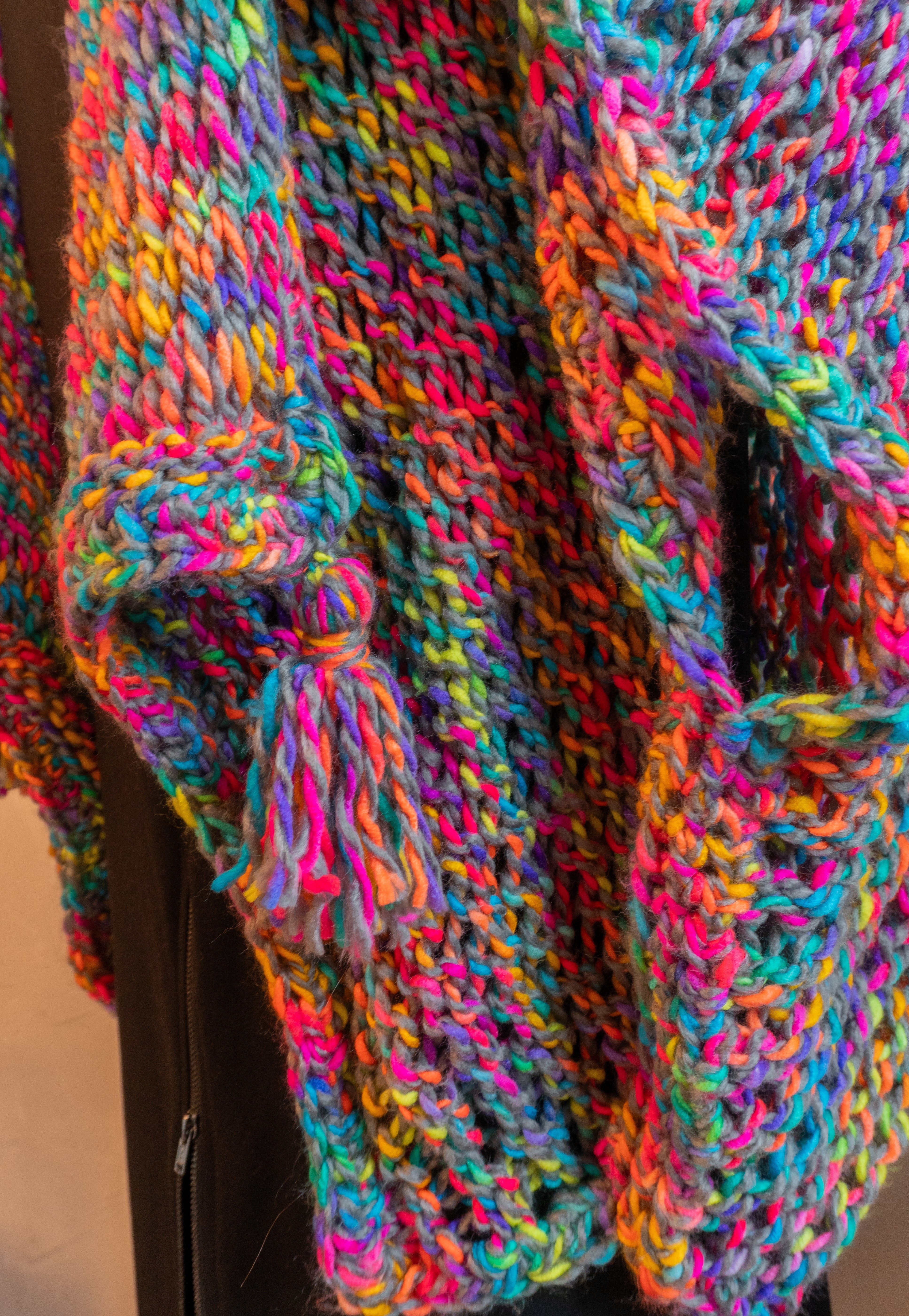 Lass Dich von unserer Einzelstück Häkel-Jacke im knalligen Neon-Multi-Farbmix verzaubern! Diese Jacke ist ein echtes Highlight und versprüht nur gute Laune und positive Vibes. Perfekt für den Herbst und unzählige Styling-Möglichkeiten als Übergangs-Look. Hole Dir dieses Unikat für einen energiegeladenen und lebendigen Look!