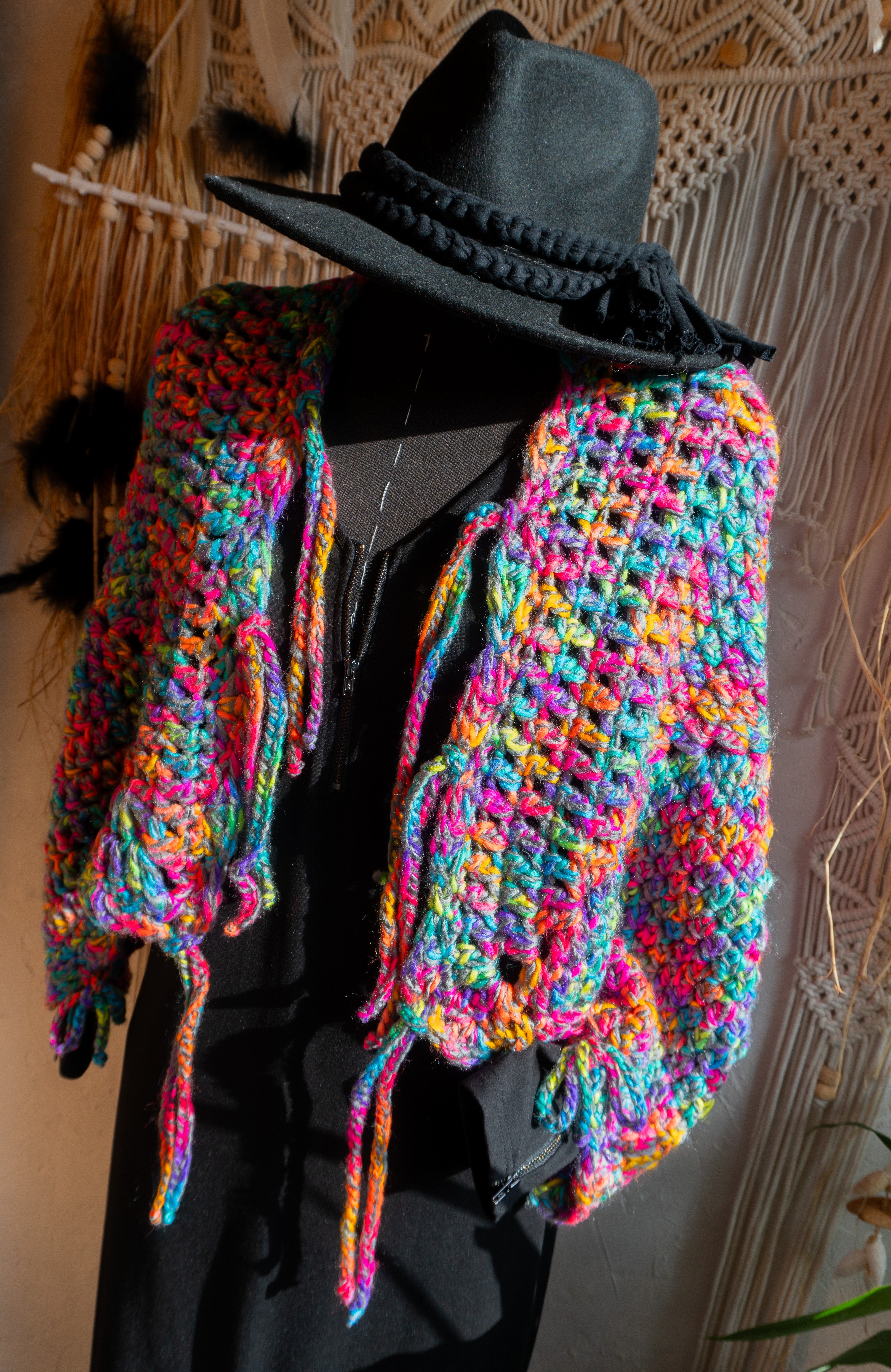Diese einzigartige Häkel-Jacke in knalligem Neon-Multi-Farbmix verleiht dir ein energiegeladenes und lebendiges Aussehen! Das Einzelstück ist vorne kurz und hinten länger geschnitten und kann sowohl offen als auch mit den Bändern geschlossen getragen werden. Perfekt für den Herbst und bietet unzählige Styling-Möglichkeiten für einen einzigartigen Übergangs-Look. Hol dir dieses Highlight Unikat und versprühe gute Laune und positive Vibes!