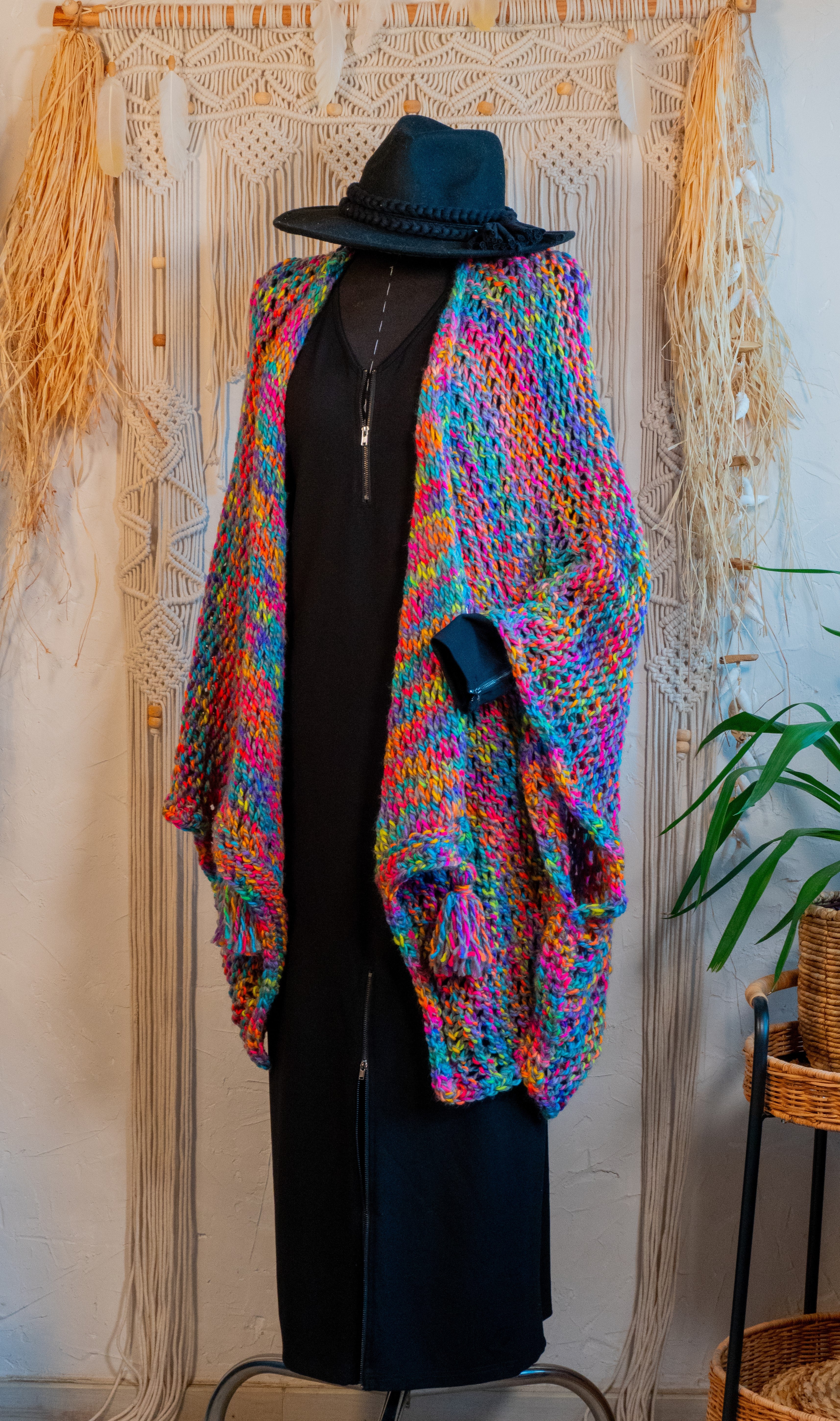 Lass Dich von unserer Einzelstück Häkel-Jacke im knalligen Neon-Multi-Farbmix verzaubern! Diese Jacke ist ein echtes Highlight und versprüht nur gute Laune und positive Vibes. Perfekt für den Herbst und unzählige Styling-Möglichkeiten als Übergangs-Look. Hole Dir dieses Unikat für einen energiegeladenen und lebendigen Look!