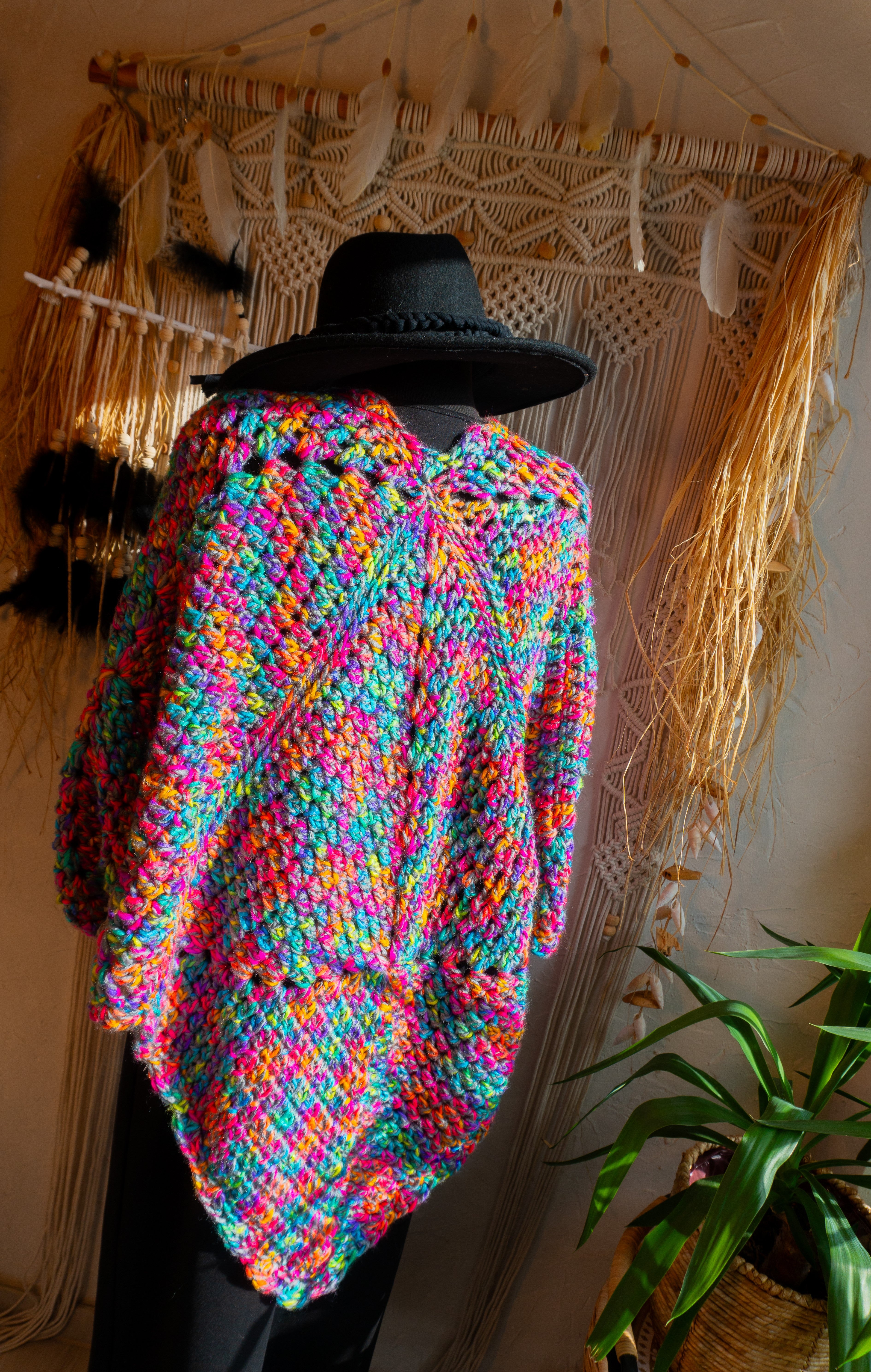 Diese einzigartige Häkel-Jacke in knalligem Neon-Multi-Farbmix verleiht dir ein energiegeladenes und lebendiges Aussehen! Das Einzelstück ist vorne kurz und hinten länger geschnitten und kann sowohl offen als auch mit den Bändern geschlossen getragen werden. Perfekt für den Herbst und bietet unzählige Styling-Möglichkeiten für einen einzigartigen Übergangs-Look. Hol dir dieses Highlight Unikat und versprühe gute Laune und positive Vibes!