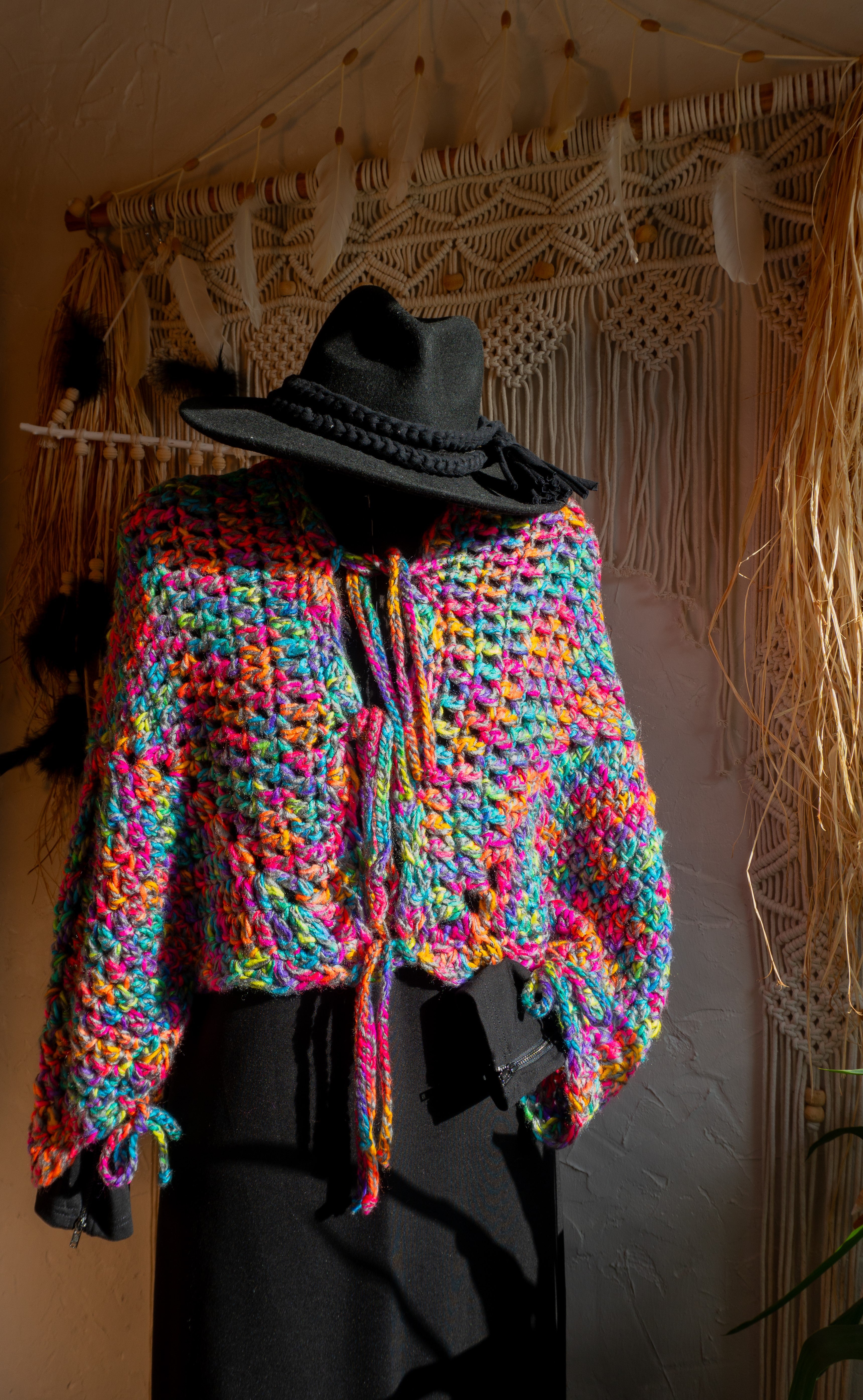 Diese einzigartige Häkel-Jacke in knalligem Neon-Multi-Farbmix verleiht dir ein energiegeladenes und lebendiges Aussehen! Das Einzelstück ist vorne kurz und hinten länger geschnitten und kann sowohl offen als auch mit den Bändern geschlossen getragen werden. Perfekt für den Herbst und bietet unzählige Styling-Möglichkeiten für einen einzigartigen Übergangs-Look. Hol dir dieses Highlight Unikat und versprühe gute Laune und positive Vibes!