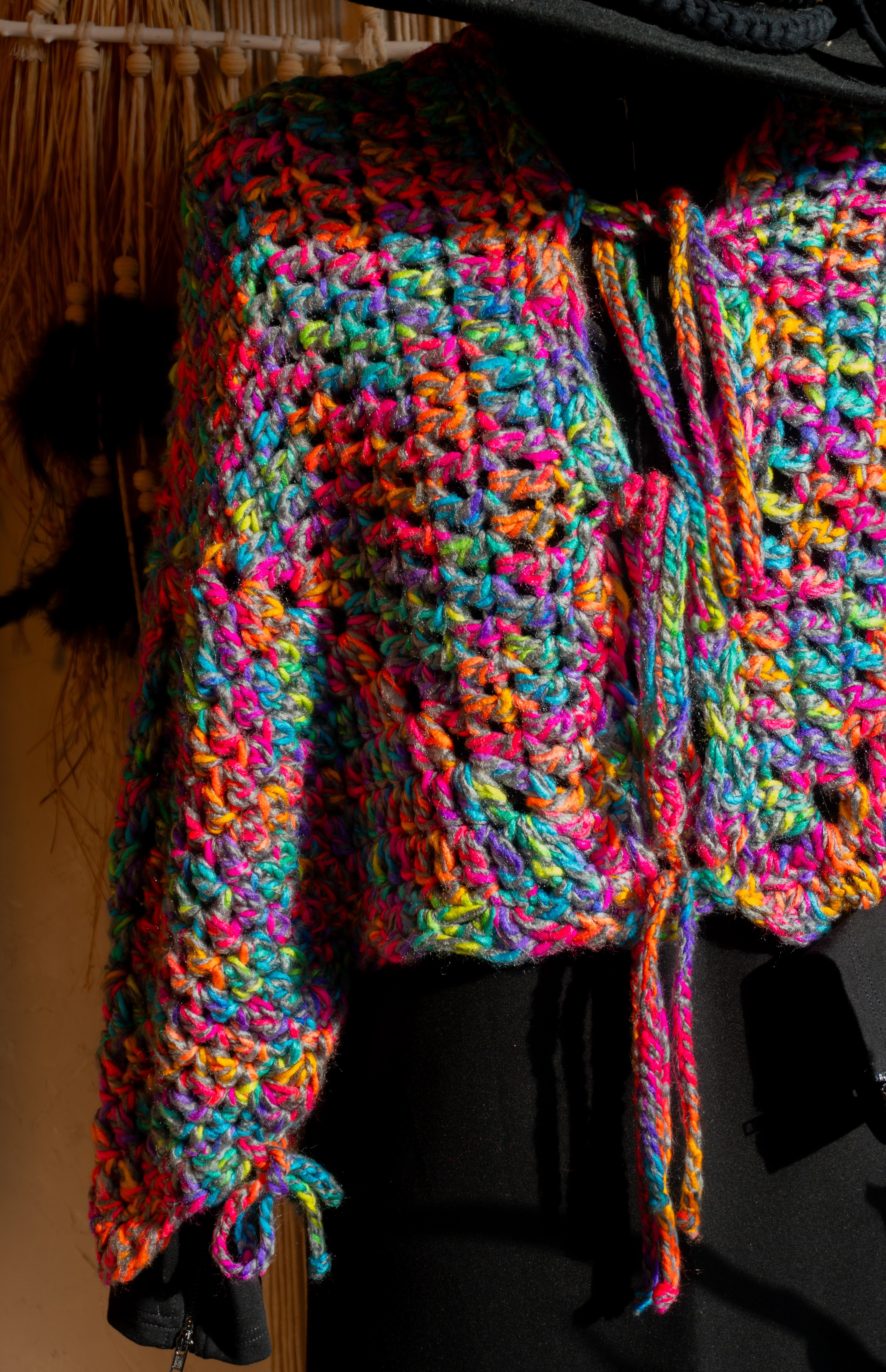 Diese einzigartige Häkel-Jacke in knalligem Neon-Multi-Farbmix verleiht dir ein energiegeladenes und lebendiges Aussehen! Das Einzelstück ist vorne kurz und hinten länger geschnitten und kann sowohl offen als auch mit den Bändern geschlossen getragen werden. Perfekt für den Herbst und bietet unzählige Styling-Möglichkeiten für einen einzigartigen Übergangs-Look. Hol dir dieses Highlight Unikat und versprühe gute Laune und positive Vibes!