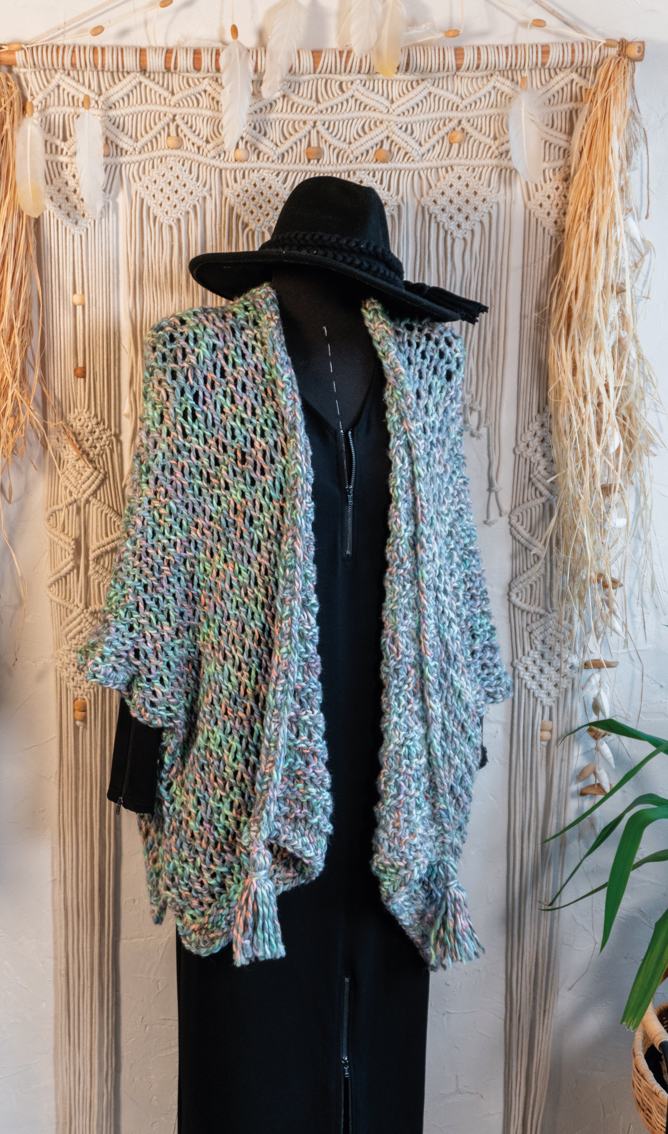 Erschaffe deinen Herbstlook mit unserer Unikat Häkel-Jacke in Pastell-Multi. Kombiniere sie vielseitig mit einem langarm Kleid oder einer dünnen Jacke für den perfekten Übergangs-Look. Ein absolutes Must-Have für alle, die stilsicher unterwegs sein wollen!