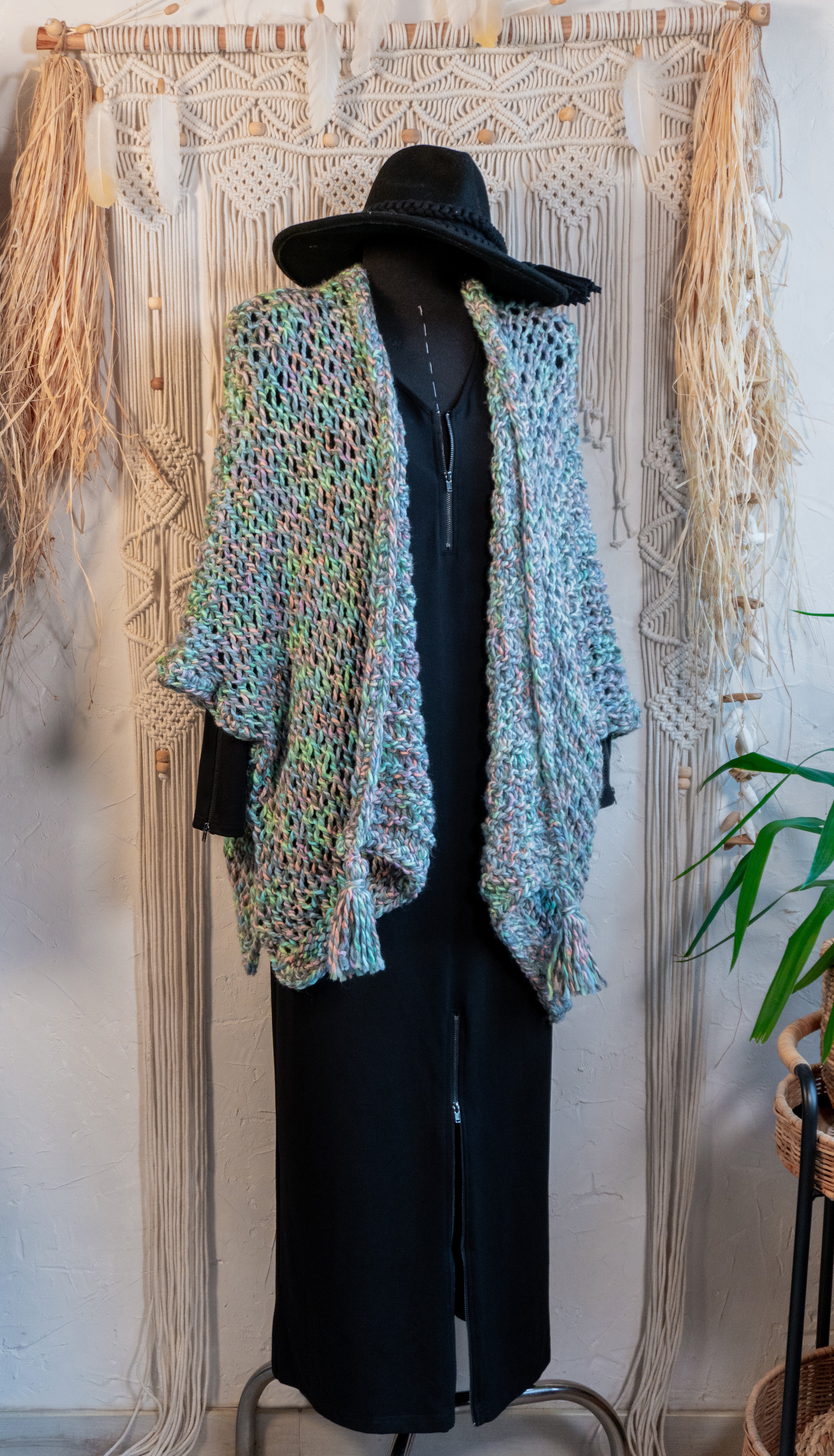 Erschaffe deinen Herbstlook mit unserer Unikat Häkel-Jacke in Pastell-Multi. Kombiniere sie vielseitig mit einem langarm Kleid oder einer dünnen Jacke für den perfekten Übergangs-Look. Ein absolutes Must-Have für alle, die stilsicher unterwegs sein wollen!